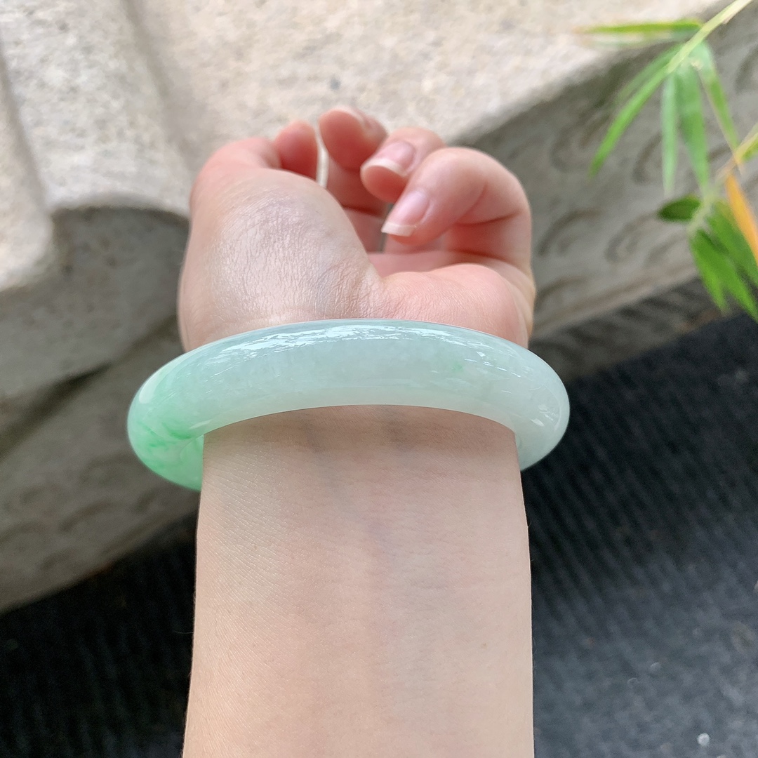 正圈56 57 【圈口】57.6/11.8/9.2 【编码】GL101667 【描述】飘绿，水润，种老，细腻，有棉纹