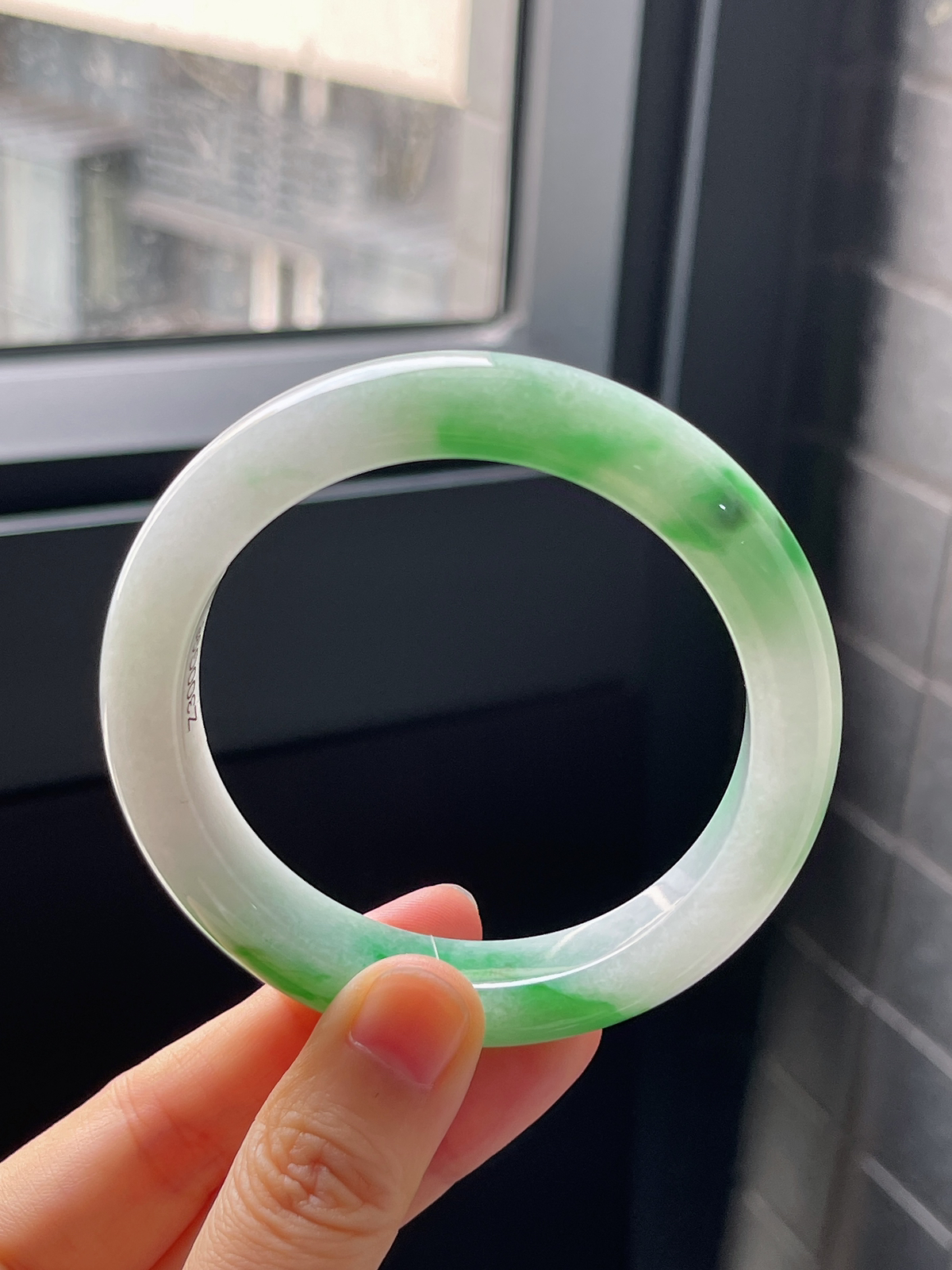 正圈56.7圈口，翡翠冰糯种细腻飘阳绿手镯