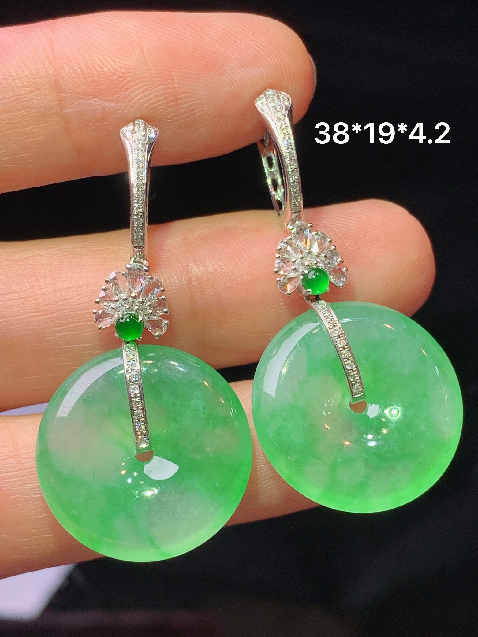 18k金钻镶嵌翠绿平安扣耳坠 玉质细腻 色泽艳丽清新 水润亮眼 整体尺寸38*19*4.2c5