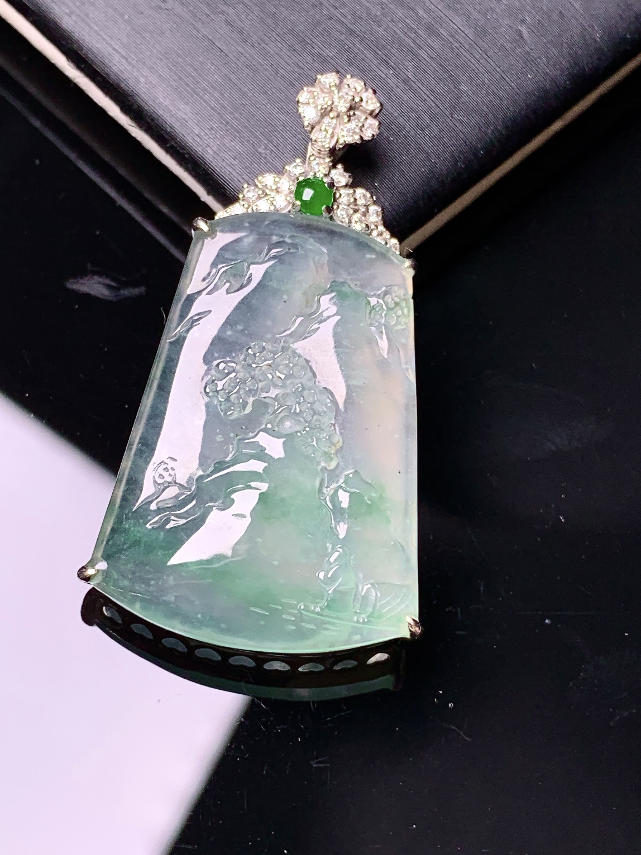 18k金钻镶嵌冰种山水牌子吊坠 玉质细腻 色泽艳丽清新 水润亮眼 整体尺寸36.8*19*6c5