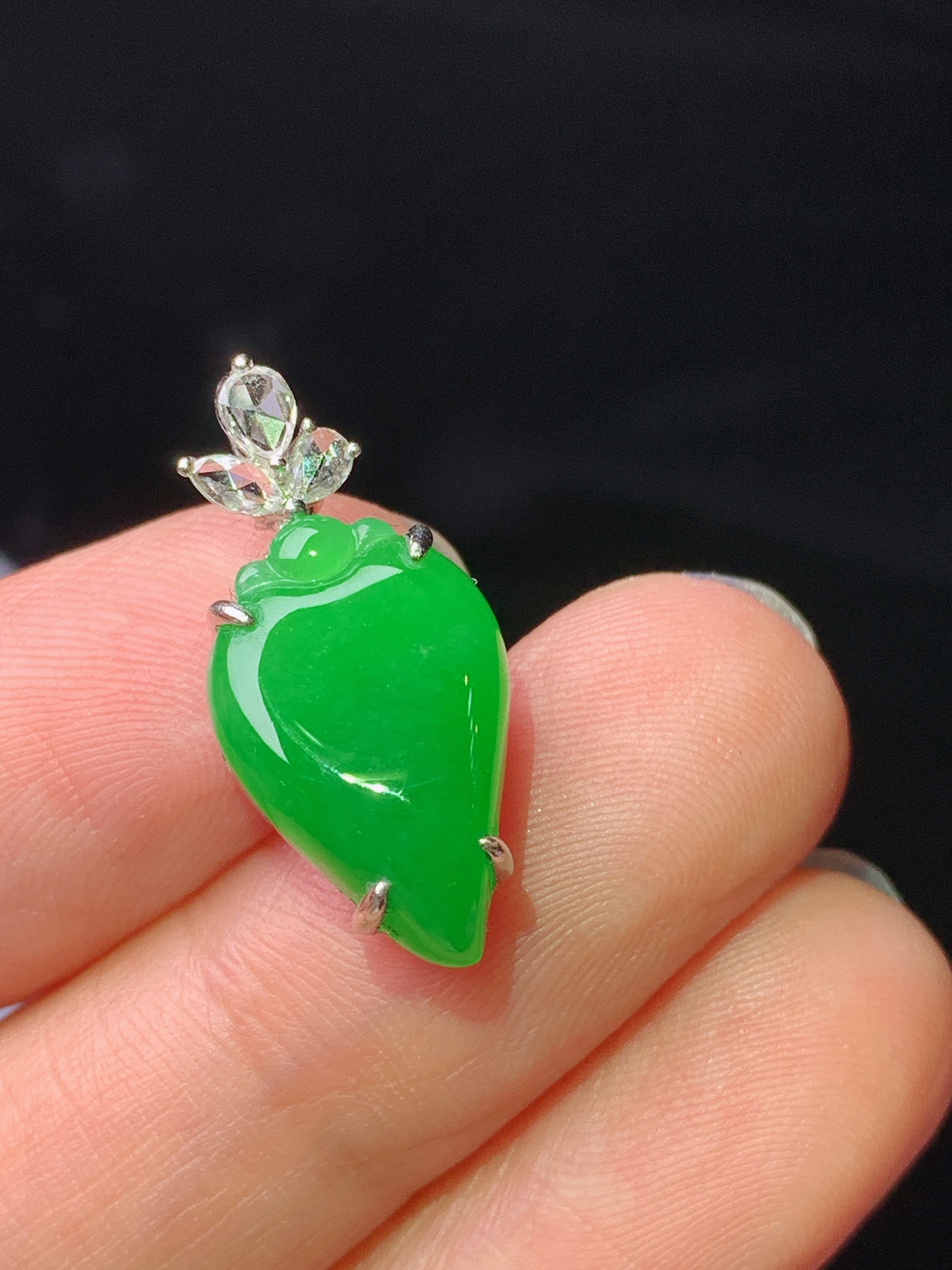 18k金钻镶嵌满绿福瓜吊坠 玉质细腻 色泽艳丽清新 水润亮眼 整体尺寸22*10.3*7c2