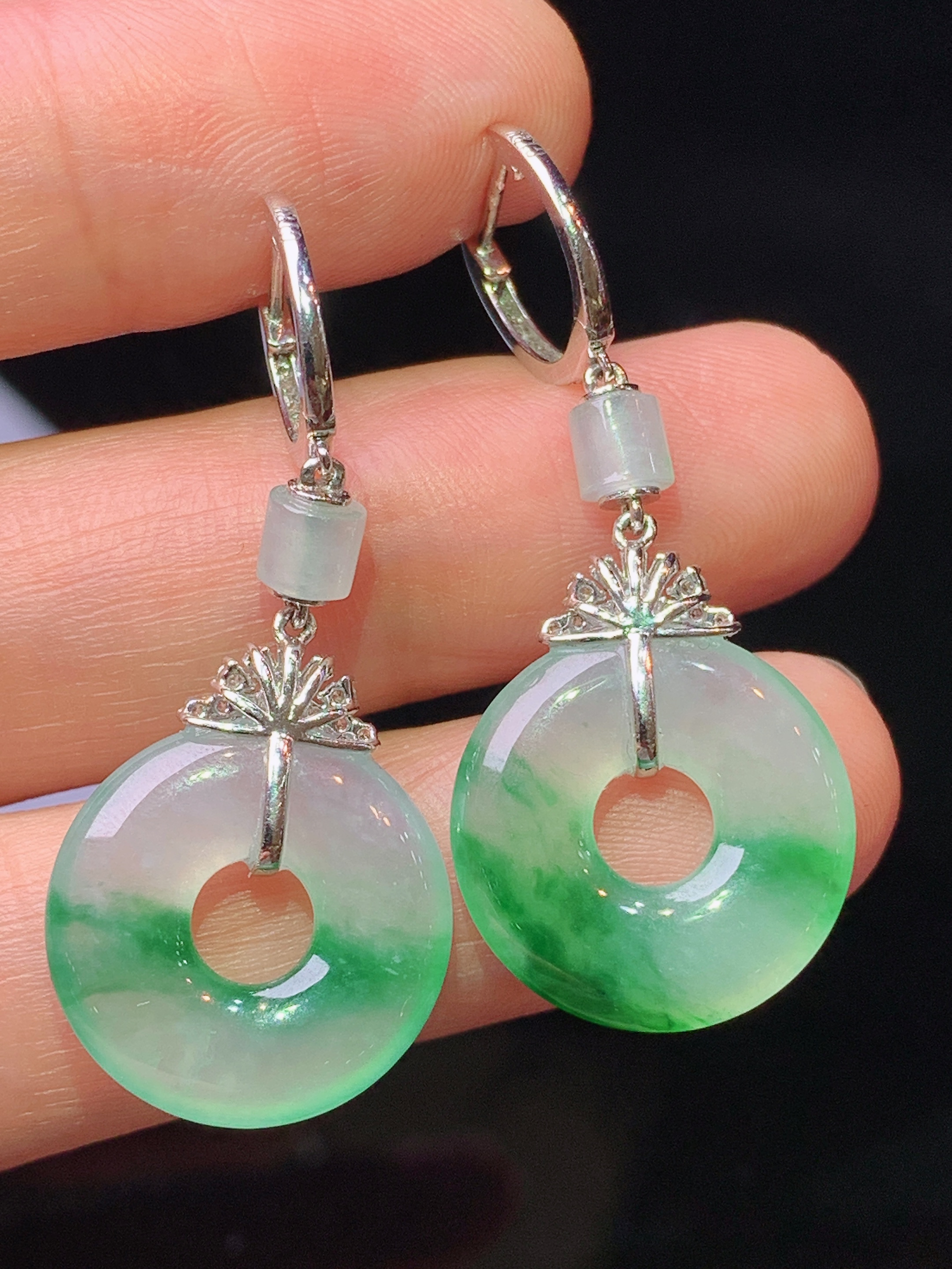 18k金钻镶嵌飘绿平安环吊坠 玉质细腻 色泽艳丽清新 水润亮眼 整体尺寸37.8*16.5*3.5c5