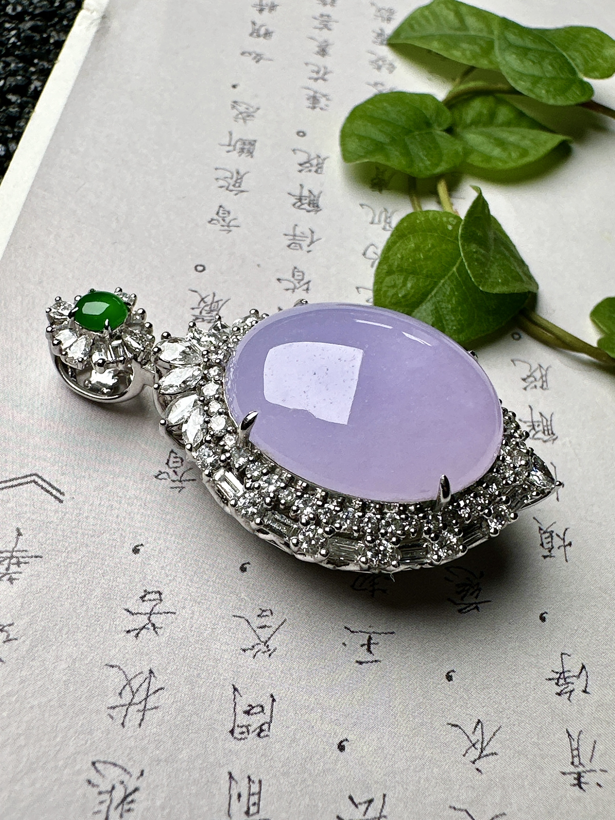 【冰种粉紫蛋面吊坠】质地细腻，饱满度很好，晶莹剔透，18k金钻镶嵌，裸石尺寸20.3*17.1*6.8毫米