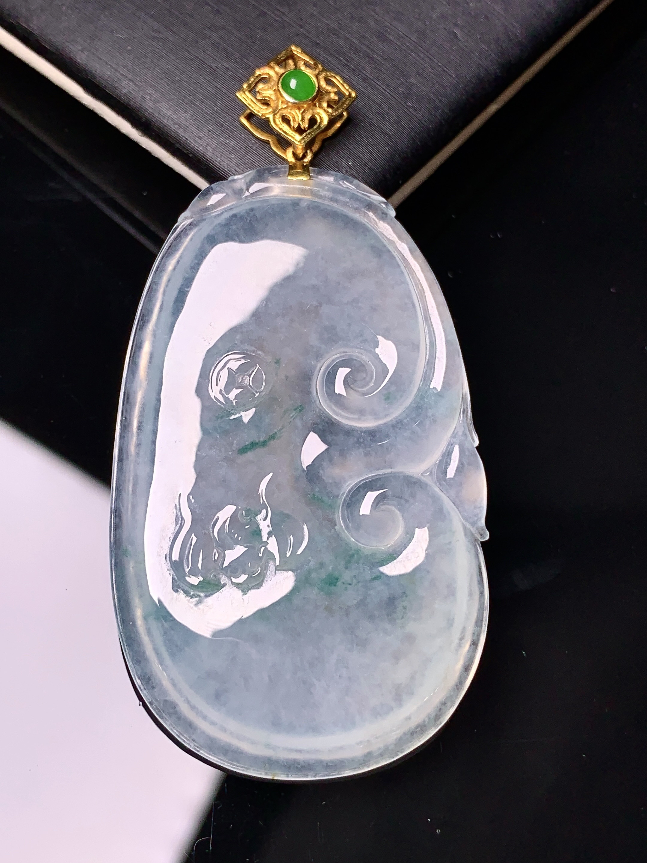 18k金镶嵌冰种如意吊坠 玉质细腻 色泽艳丽清新 水润亮眼 整体尺寸55.8*27.7*4.2c1