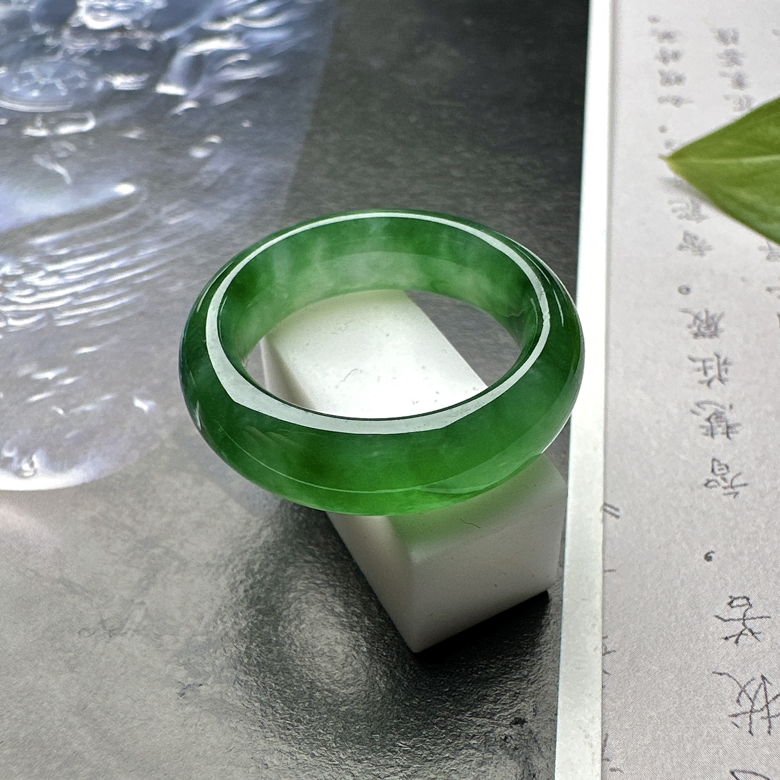 【冰种满绿戒圈】难得的冰润度，难得的好颜色，韵味十足，古色古香。也可吊坠佩戴