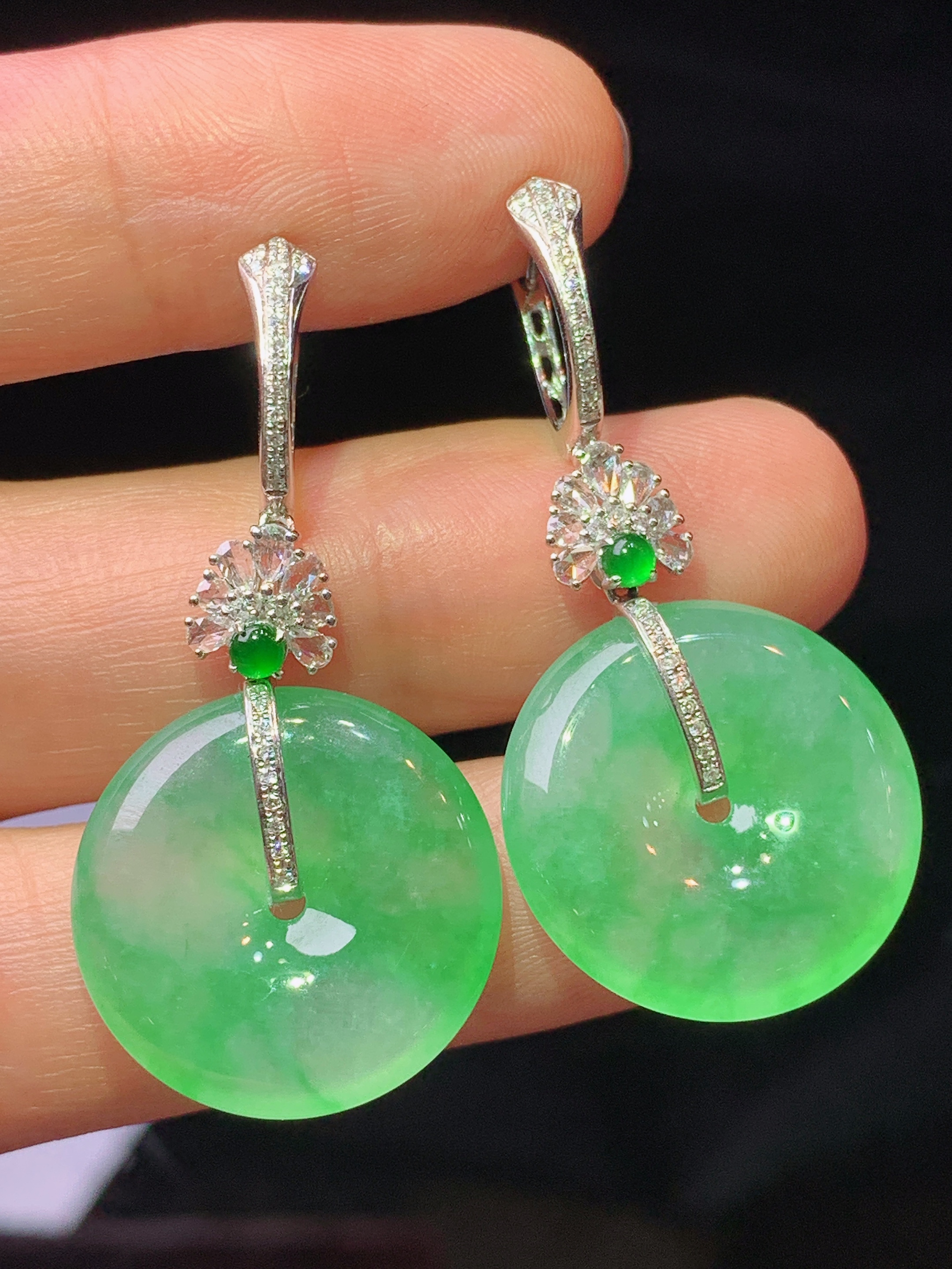 18k金钻镶嵌翠绿平安扣耳坠 玉质细腻 色泽艳丽清新 水润亮眼 整体尺寸38*19*4.2c5