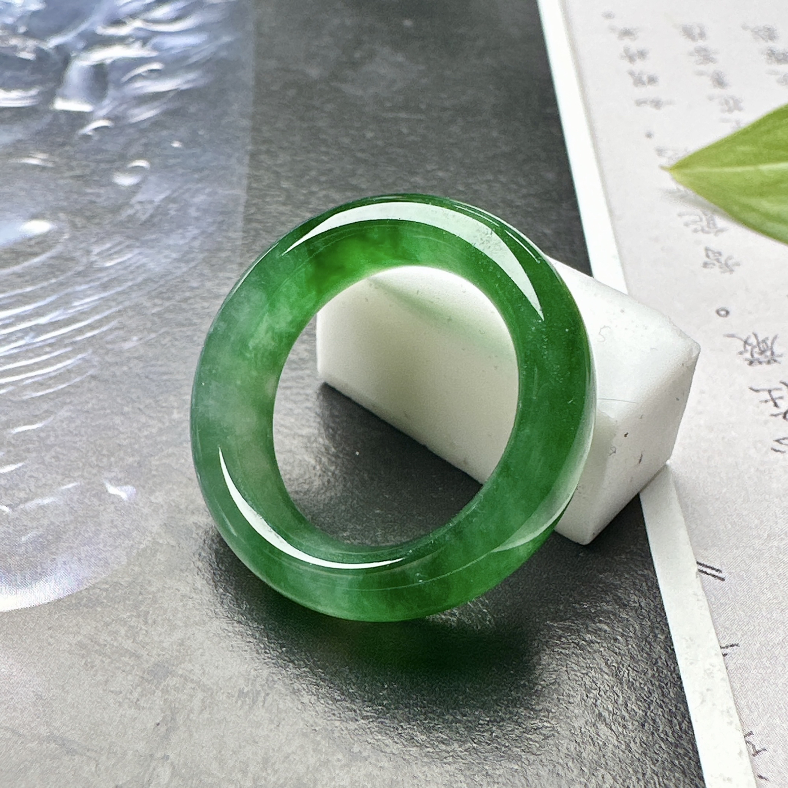 【冰种满绿戒圈】难得的冰润度，难得的好颜色，韵味十足，古色古香。也可吊坠佩戴