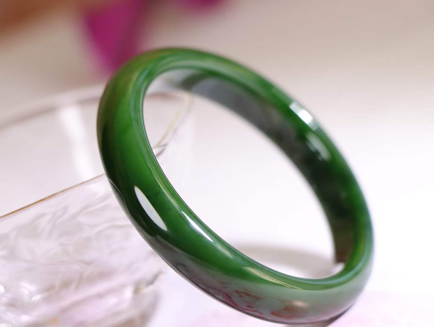 【碧色荡漾】

收藏级和田玉碧玉菠菜绿手镯，俄料七号矿 红皮老料，玉质温润细腻 油性十足，色泽匀称，️款式精美时尚，佩戴美观惹眼，美自天成，婉约之美，举手投足间透出那份低调奢华。

重38.8克 圈口52.8mm尺寸52.8-11.6-7.8mm O18823207130