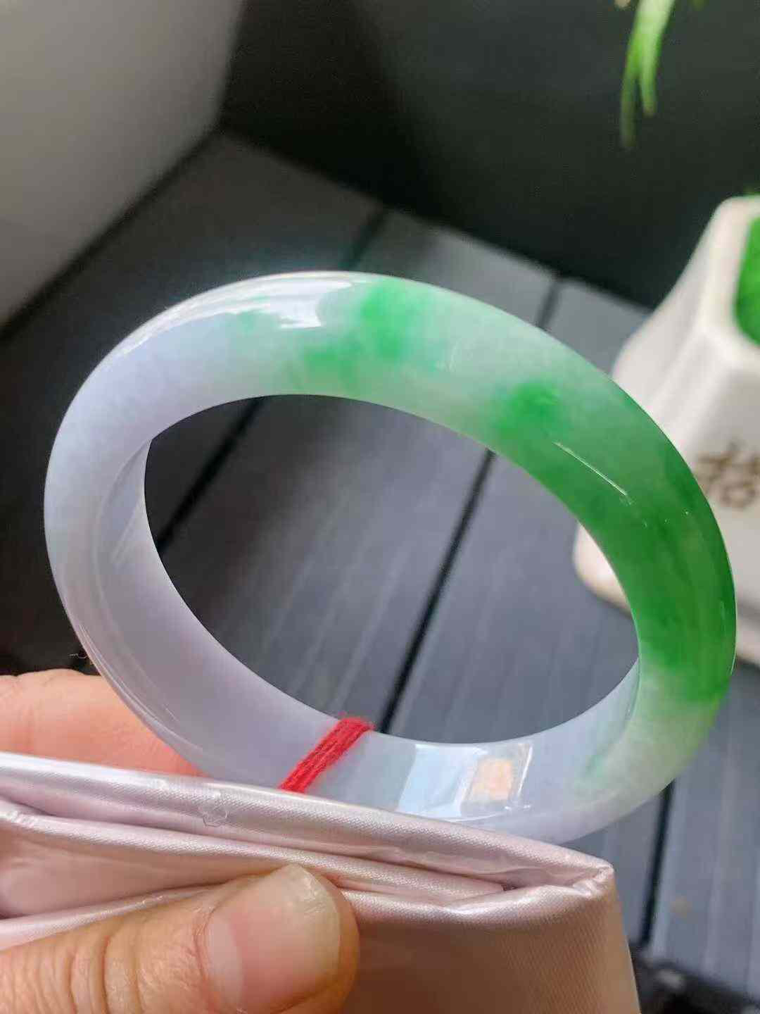 【翡翠名称】老种飘阳绿53.5正圈口手镯
【翡翠尺寸】53.5/12.7/8.2mm适合52.5-55正圈口佩戴
【翡翠描述】宝贝种老水足，玉质细腻，色泽靓丽，性价比高，佩戴效果好！
【其它赠送】权威证书/精美挂绳盒子/支持全国复检