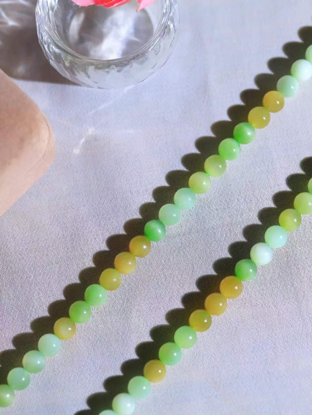 【珠圆玉润.挂链】

精品和田玉珠圆玉润碧玉猫眼唐三彩挂链 玉质温润细腻 油性十足 佩戴舒适。珠珠落玉盘，间关莺语花底滑，一生美好时光，无论身在何处，都有它相伴相守。事事顺遂，幸福美满，吉祥如意。重35.6克 尺寸取一5.9mm 4540833A