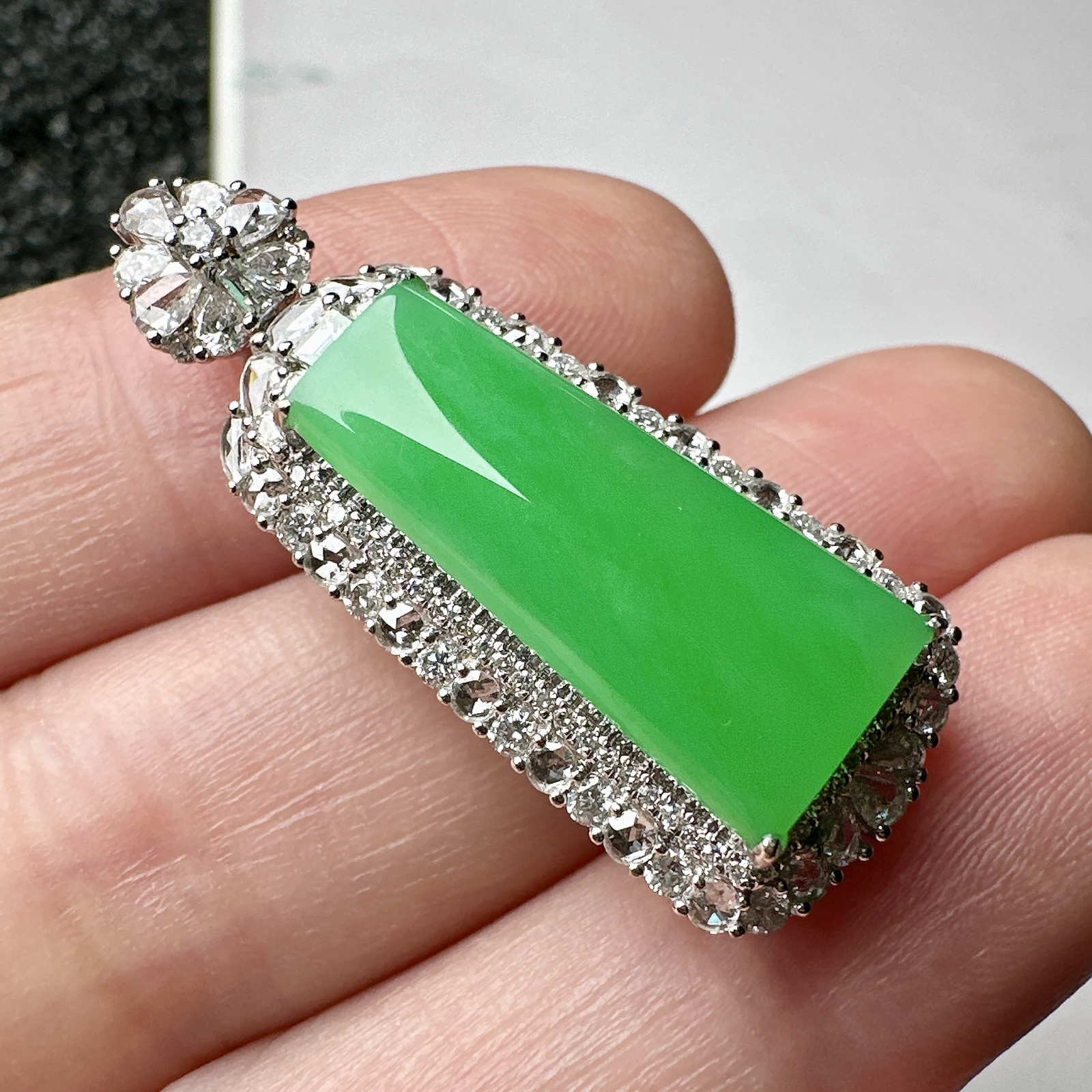 【冰种满绿无事柱吊坠】种水上乘，晶莹剔透，纯净通透，莹光感很强。18k金钻镶嵌，裸石尺寸20.5*9.2*4.2毫米