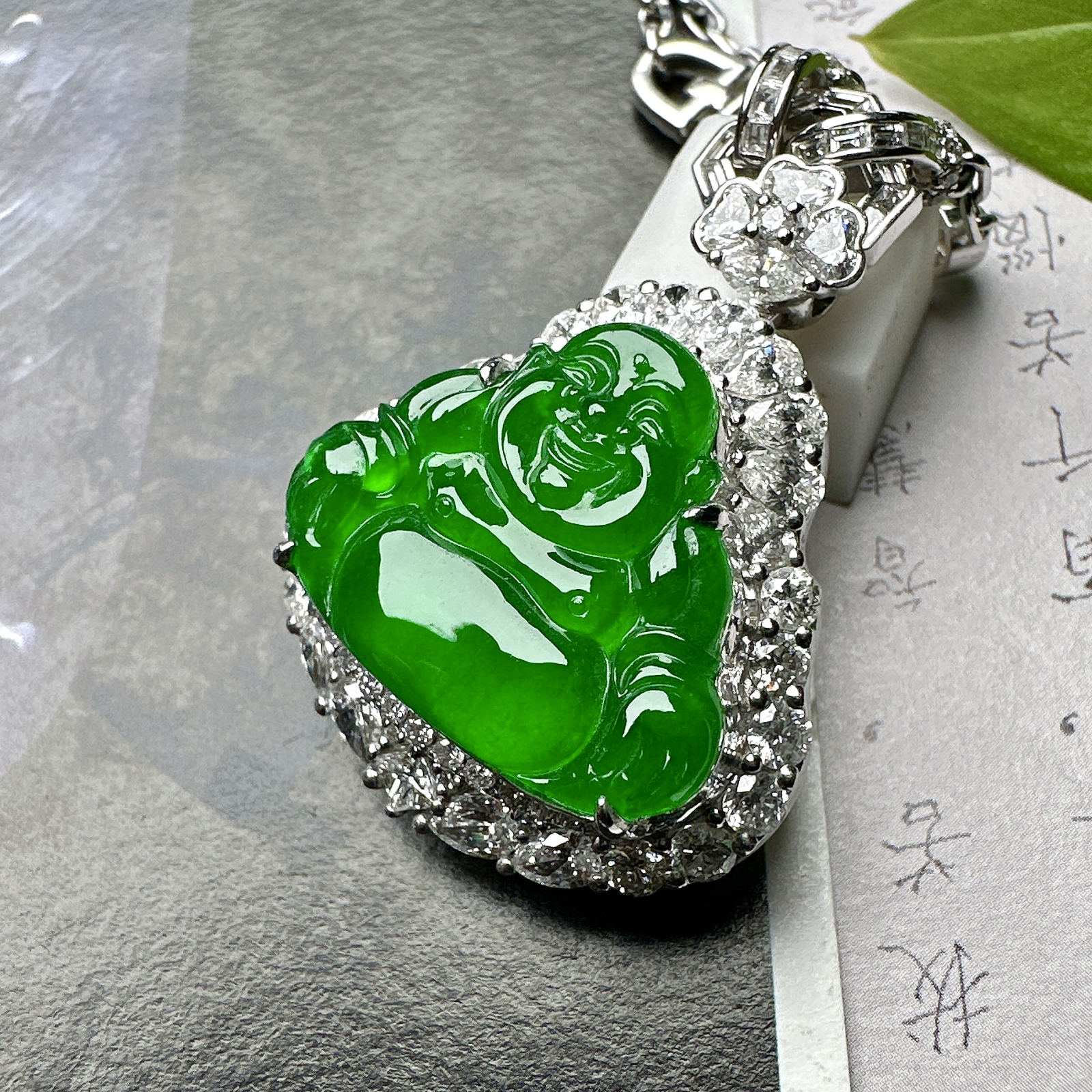 【冰种满绿佛公吊坠】浓绿色泽，种水上乘，晶莹剔透，纯净通透，莹光感很强。18k金钻镶嵌，裸石尺寸16.4*20.2*4毫米