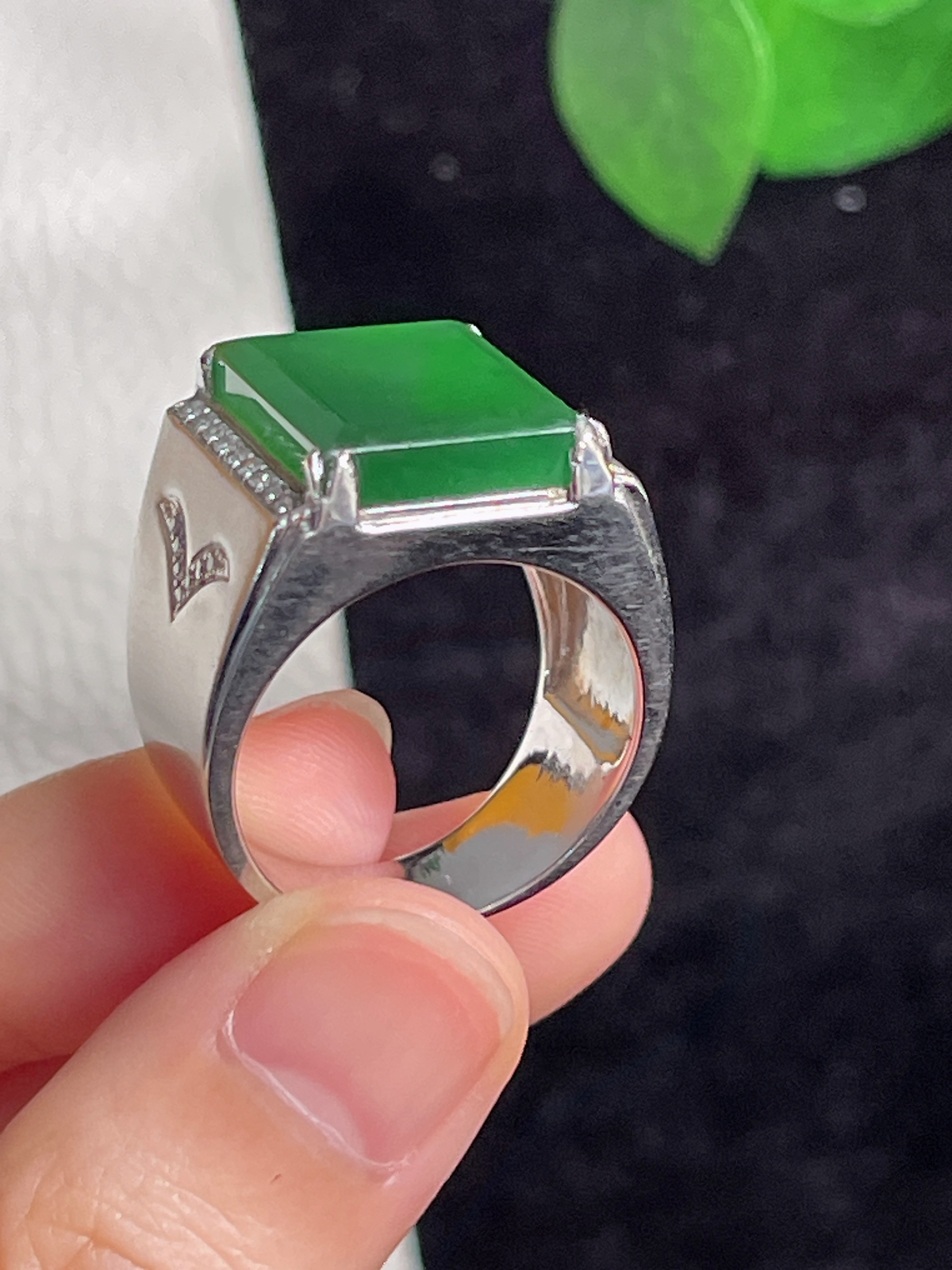 18k金翡翠冰糯种满绿男士戒指