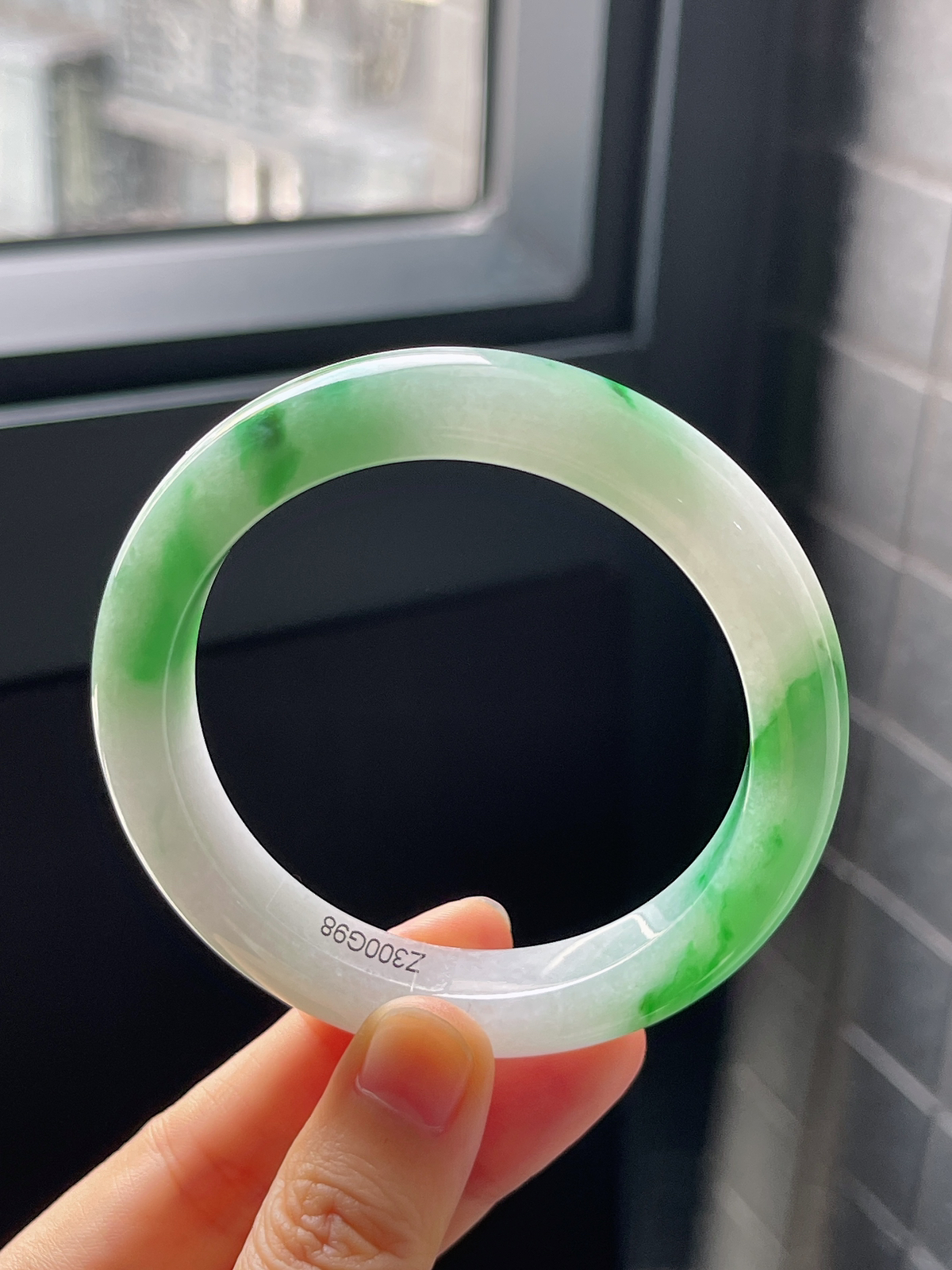 正圈56.7圈口，翡翠冰糯种细腻飘阳绿手镯