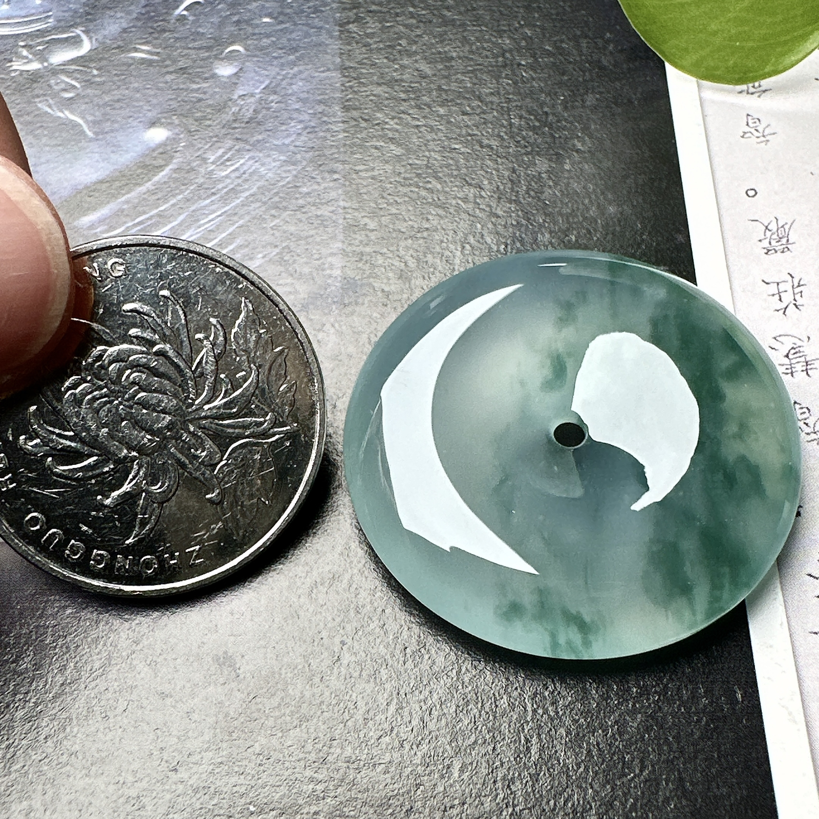 【冰种飘花平安扣】质地非常细腻干净，冰润十足，种老冰透，收藏品质