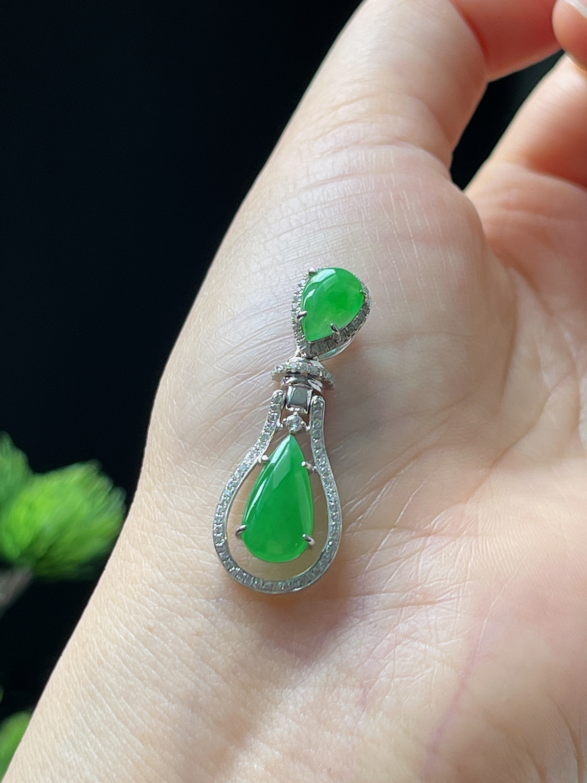 18k金翡翠冰糯种绿色水滴形吊坠