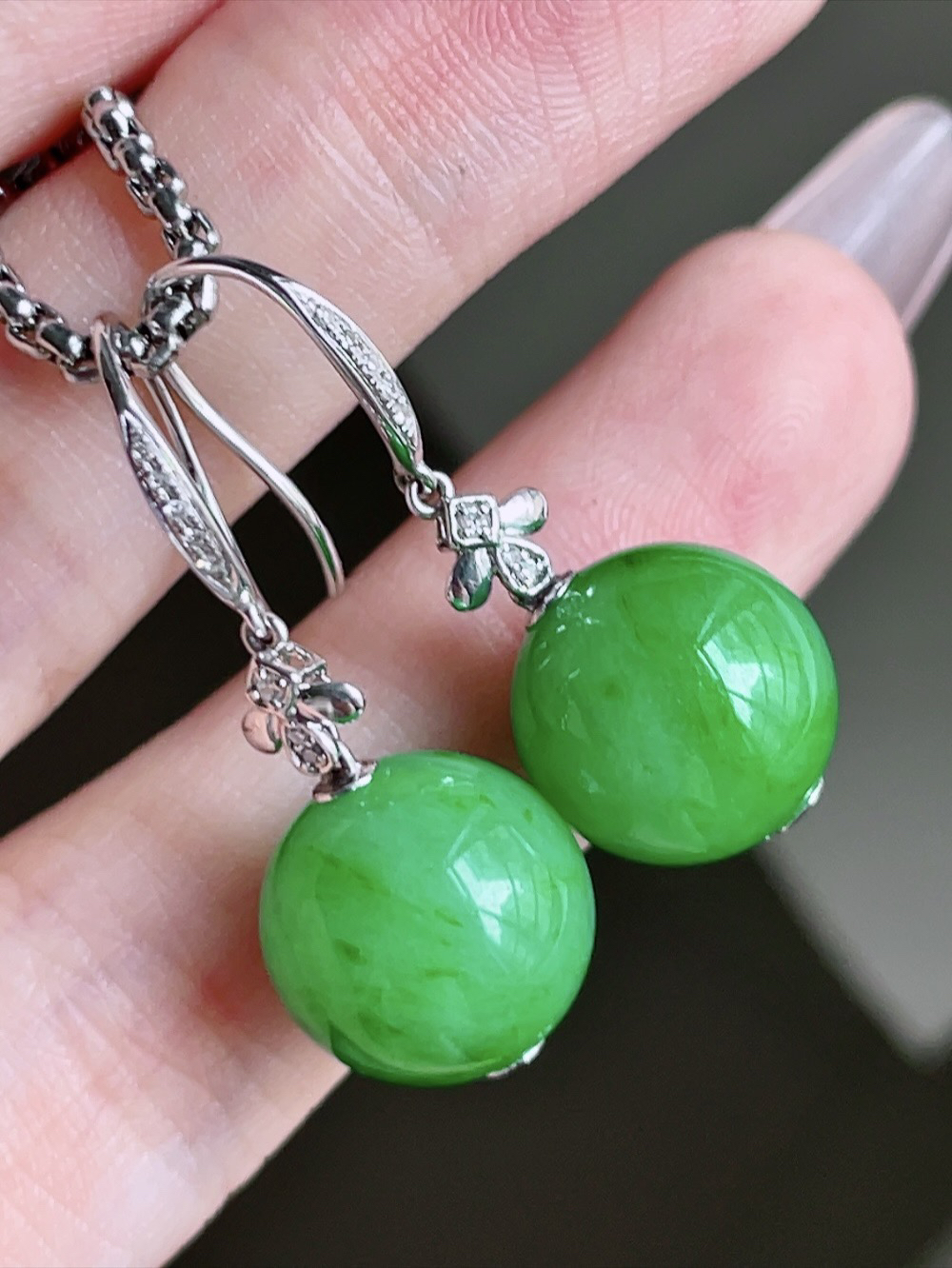 ️ 满绿珠子耳坠 
色泽鲜艳 珠圆玉润 18k金镶嵌
尺寸 30.5/12