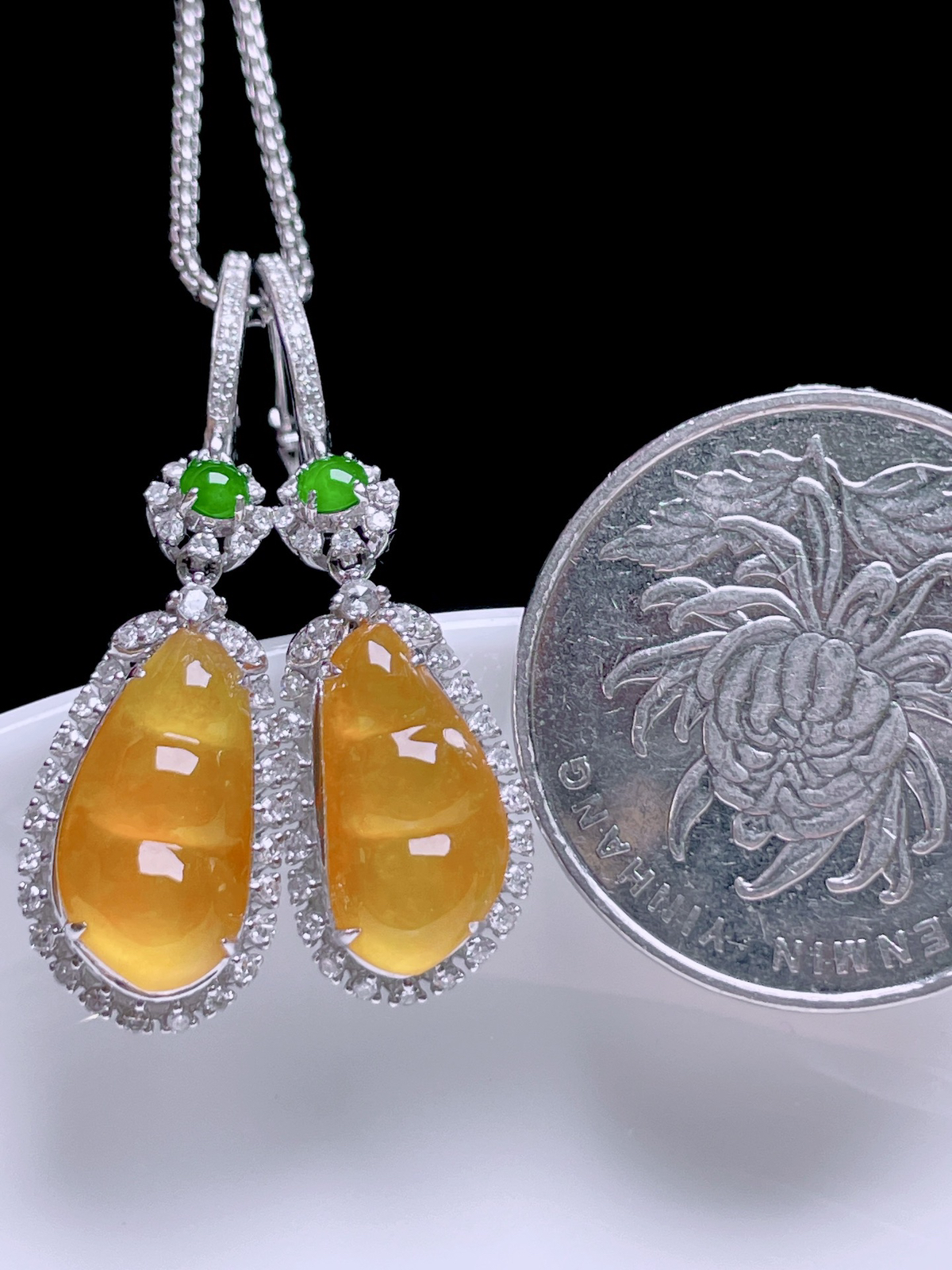 ️ 高冰黄翡福豆耳坠 
色泽艳丽，种老水润，18k金镶嵌
整体：35.5/10.3/7.3
裸石：13.6/7