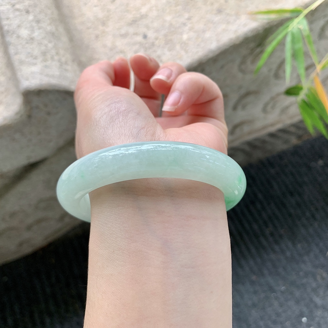 正圈56 57 【圈口】57.6/11.8/9.2 【编码】GL101667 【描述】飘绿，水润，种老，细腻，有棉纹