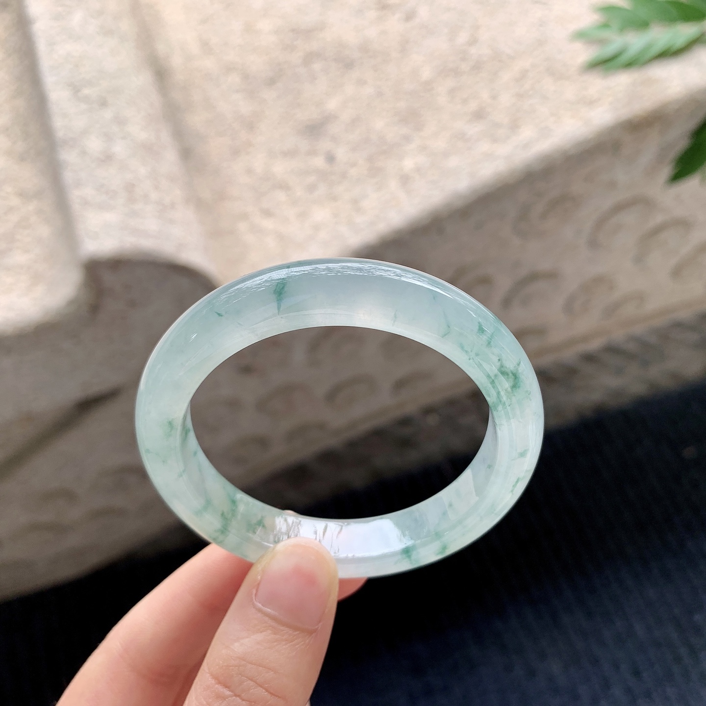 正圈49 50【圈口】50.4/10.3/8【编码】C5040940【描述】冰飘花，清透，水润，种老，细腻，无纹裂