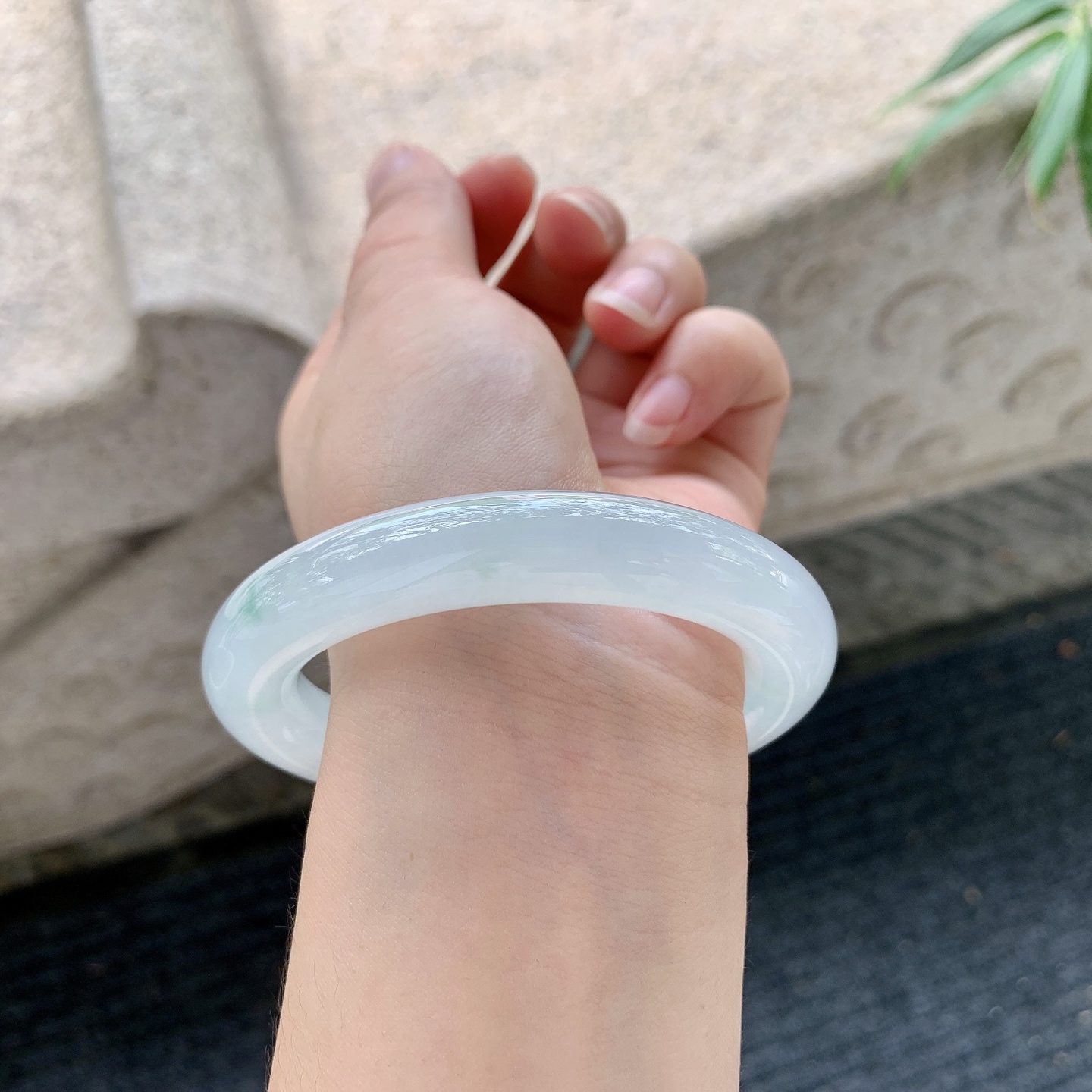 圆条54 55【圈口】55.8/11.6/11.5【编码】DW012160【描述】糯冰底色飘绿，水润，种老，细腻，无纹裂