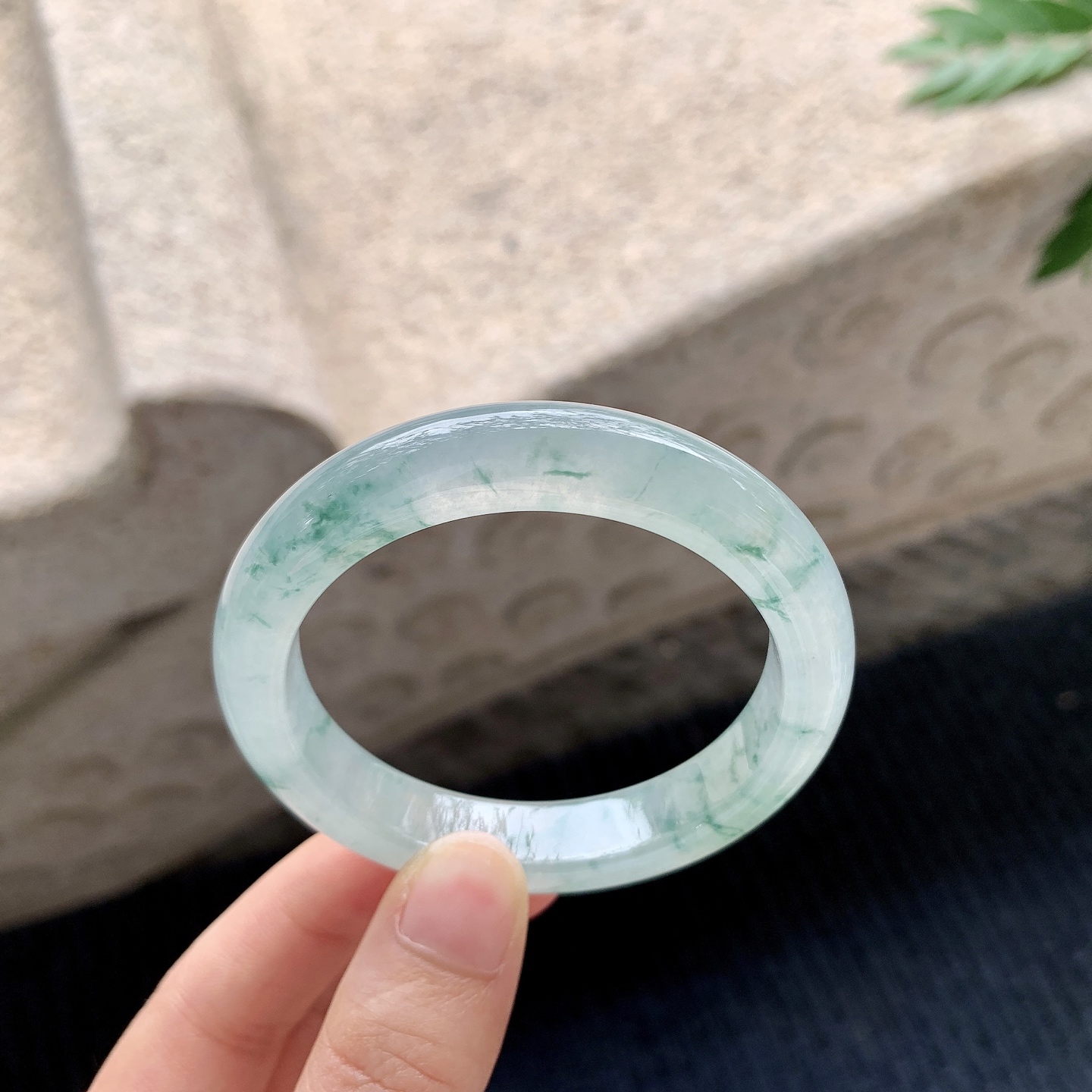 正圈49 50【圈口】50.4/10.3/8【编码】C5040940【描述】冰飘花，清透，水润，种老，细腻，无纹裂