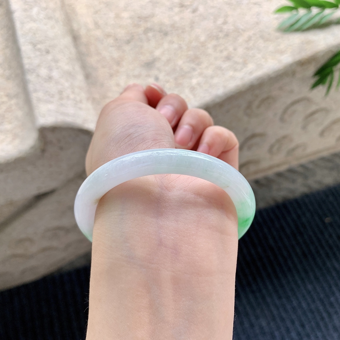 圆条51 52【圈口】52.6/8/8【编码】T6040917【描述】细糯飘阳绿，水润，种老，细腻，打灯有纹线