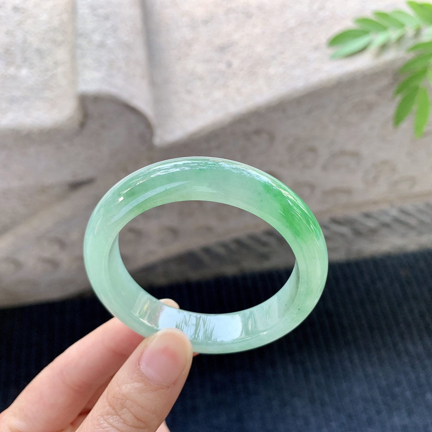 正圈49 50 【圈口】50.3/12.2/8 【编码】YT033059 【描述】糯冰飘绿，水润，种老，细腻，打灯有絮线