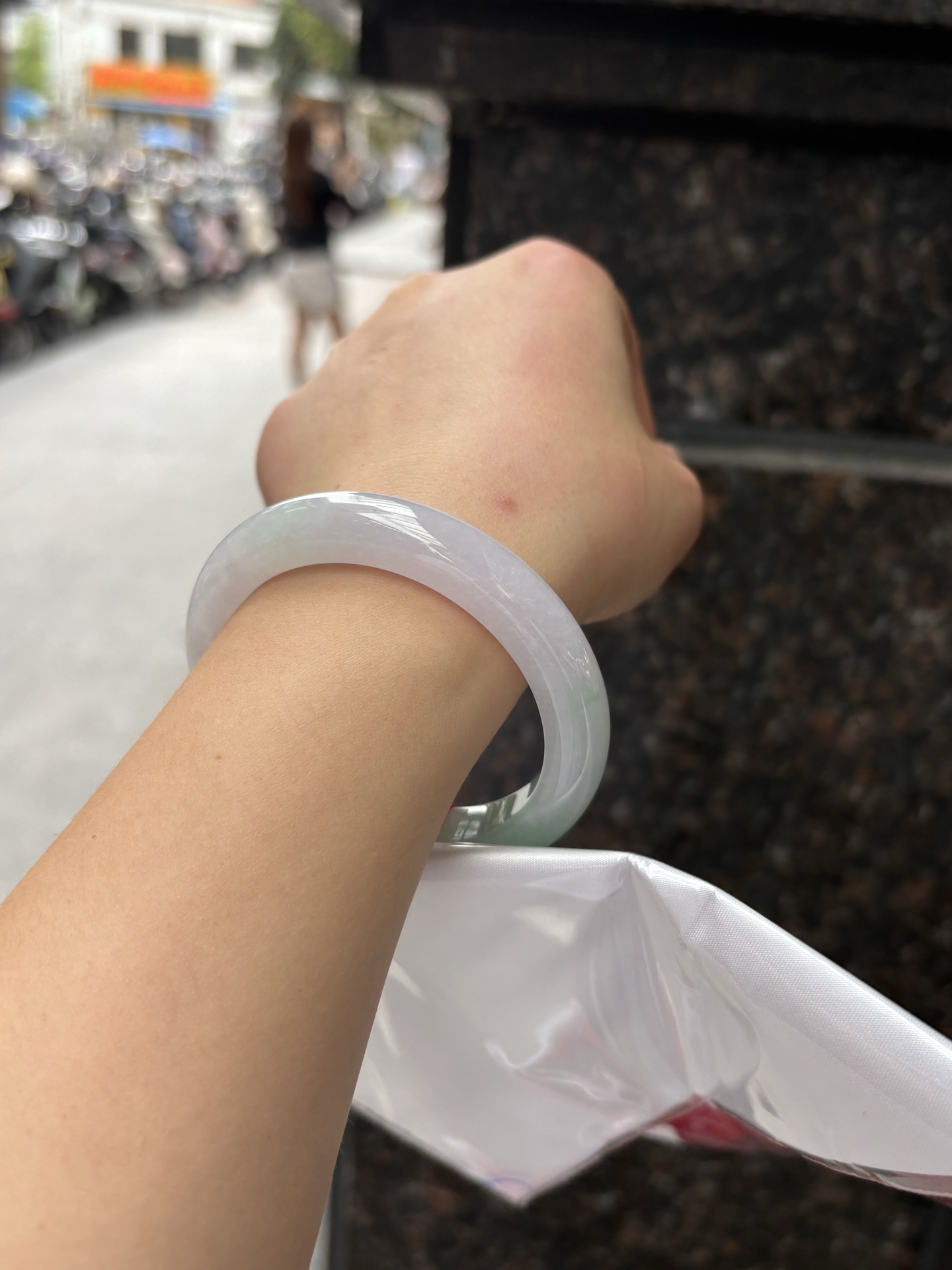 春彩正圈 55.6-11.3-9 0408-N376-2 打灯多处棉纹，底妆干净细腻，阳绿花色碰上梦幻般的春，像是融化了的春天，所有的美好交织在一起，让人心生宁静而淡淡的欢喜