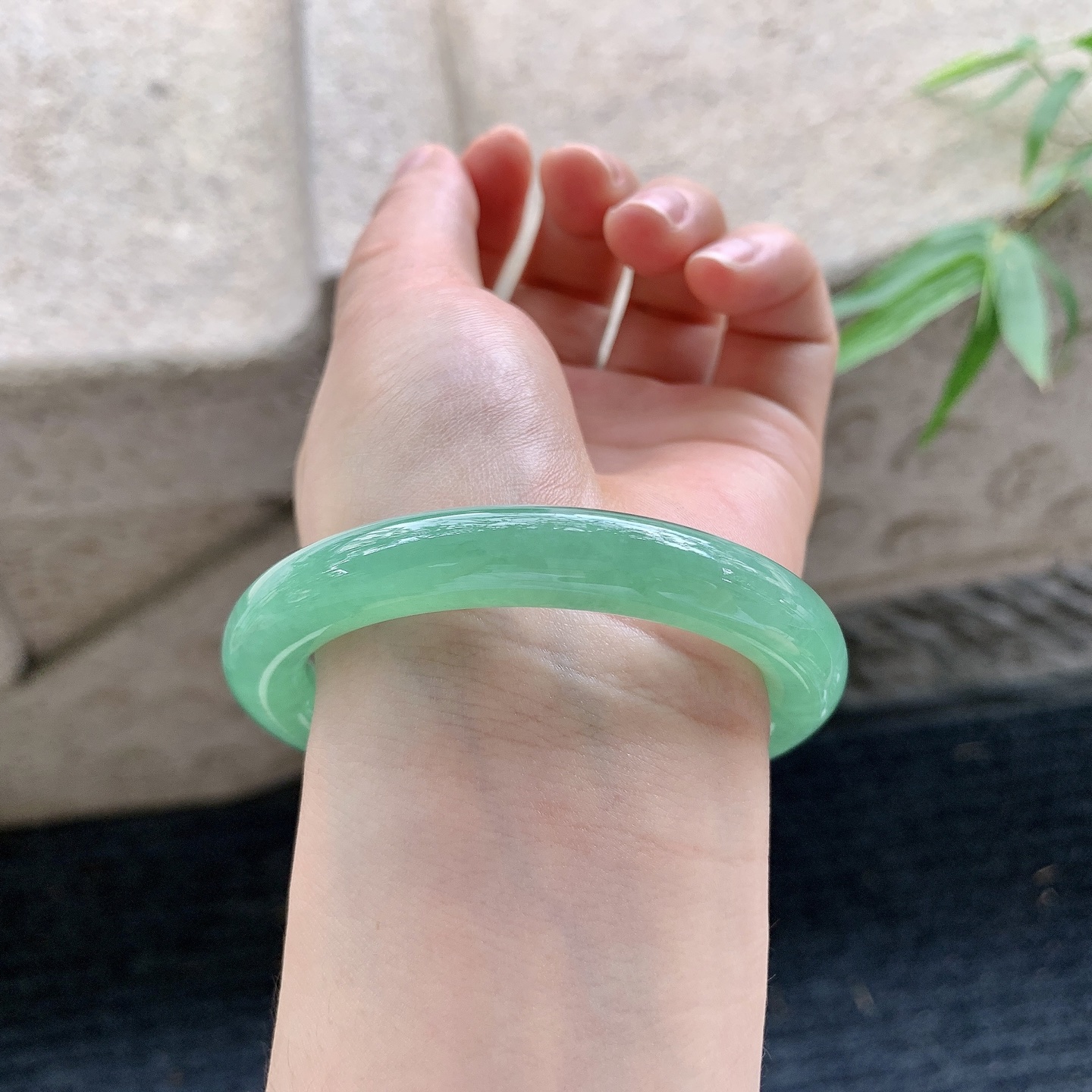 圆条51 52【圈口】52.8/9.8/9.7【编码】FL040367【描述】满绿，水润，种老，有纹线