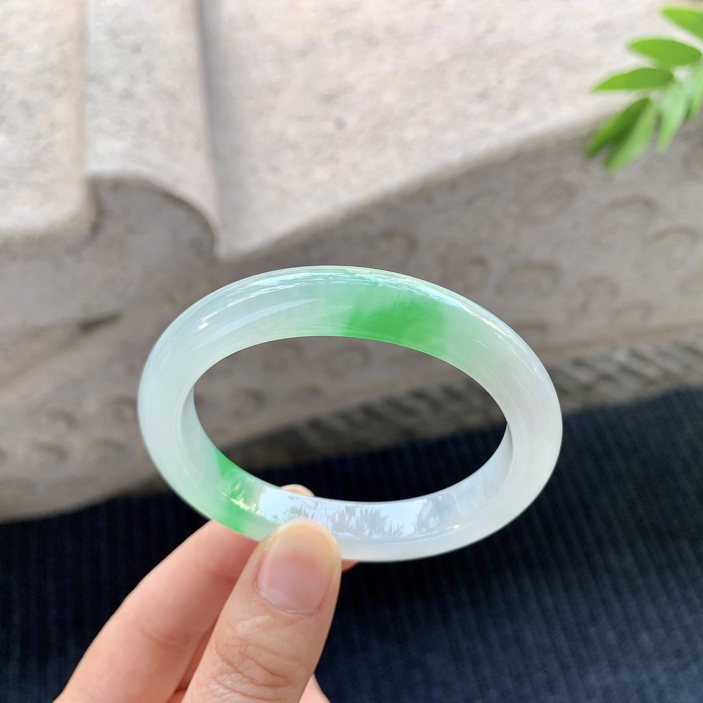 贵妃52 53【圈口】53.3/46.8/10/8.1【】喜询【编码】LZ011958【描述】冰糯飘阳绿，水润，种老，细腻，无纹裂