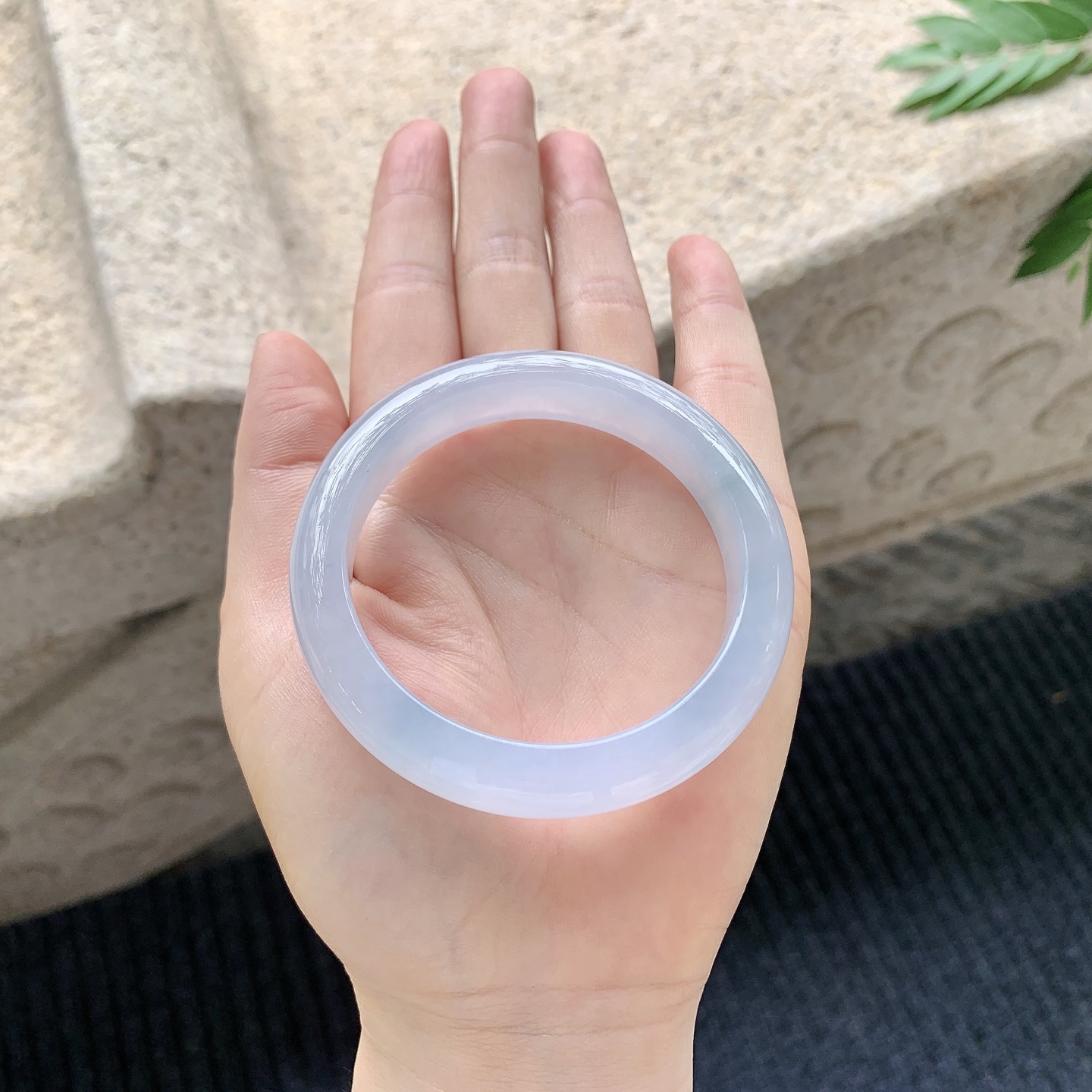 正圈52 53 【圈口】53.2/11.4/8.3 【编码】C5040943 【描述】冰糯紫罗兰，水润，种老，细腻，打灯有絮线