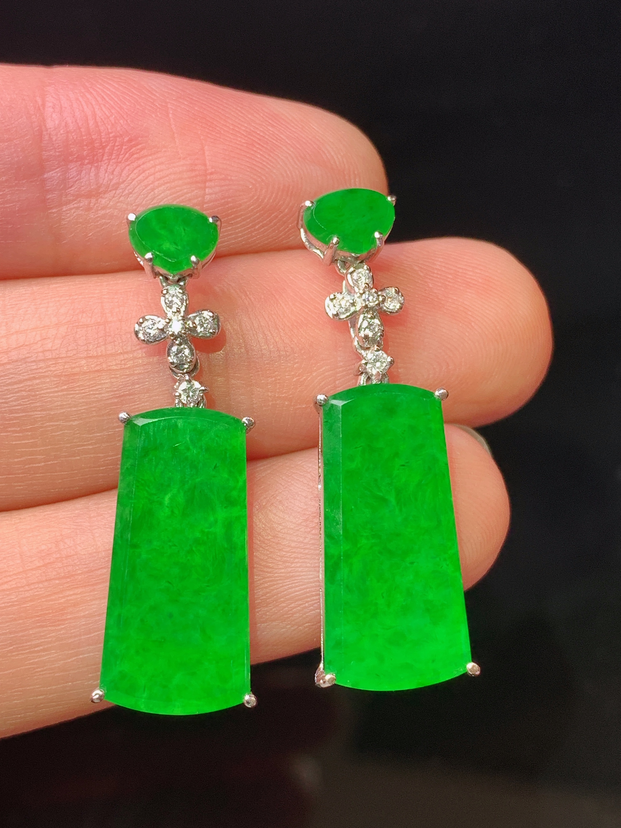 18k金钻镶嵌满绿无事牌耳坠 玉质细腻 色泽艳丽清新 水润亮眼 整体尺寸31*8.6*3.8L2
