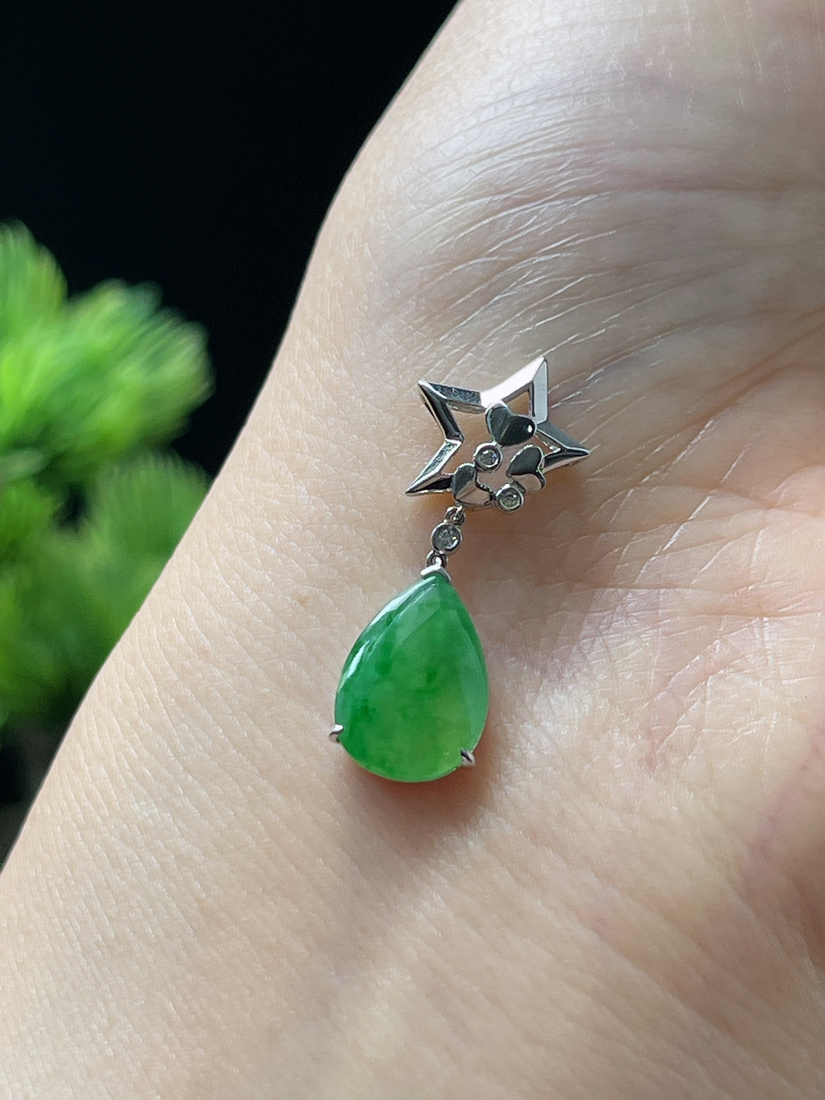 18k金翡翠冰种绿色挂件