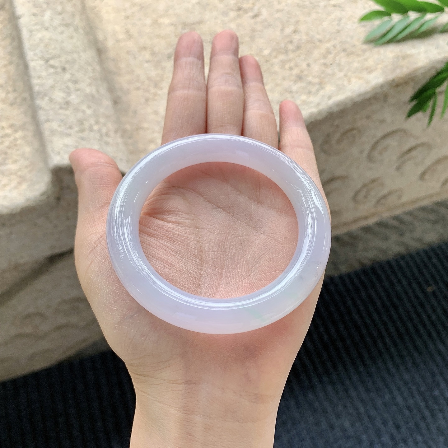 圆条53 54【圈口】54.2/10.4/10.3【编码】AF040906【描述】细糯粉紫，水润，种老，细腻，打灯有絮线