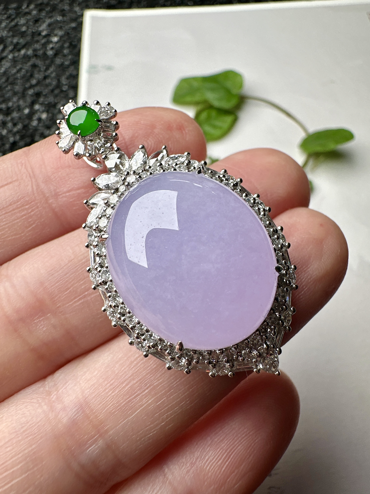 【冰种粉紫蛋面吊坠】质地细腻，饱满度很好，晶莹剔透，18k金钻镶嵌，裸石尺寸20.3*17.1*6.