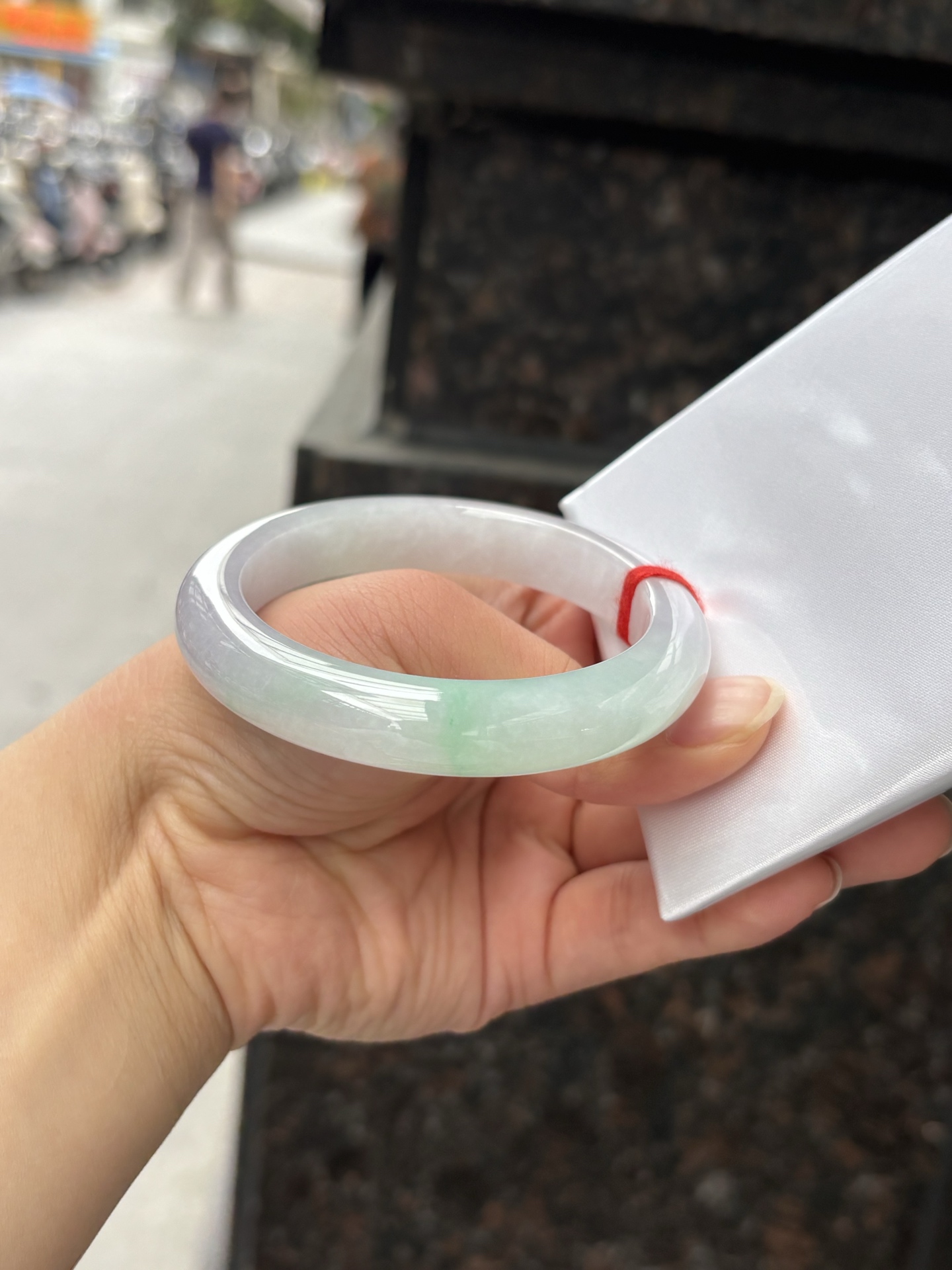 春彩正圈 55.6-11.3-9 0408-N376-2 打灯多处棉纹，底妆干净细腻，阳绿花色碰上梦幻般的春，像是融化了的春天，所有的美好交织在一起，让人心生宁静而淡淡的欢喜