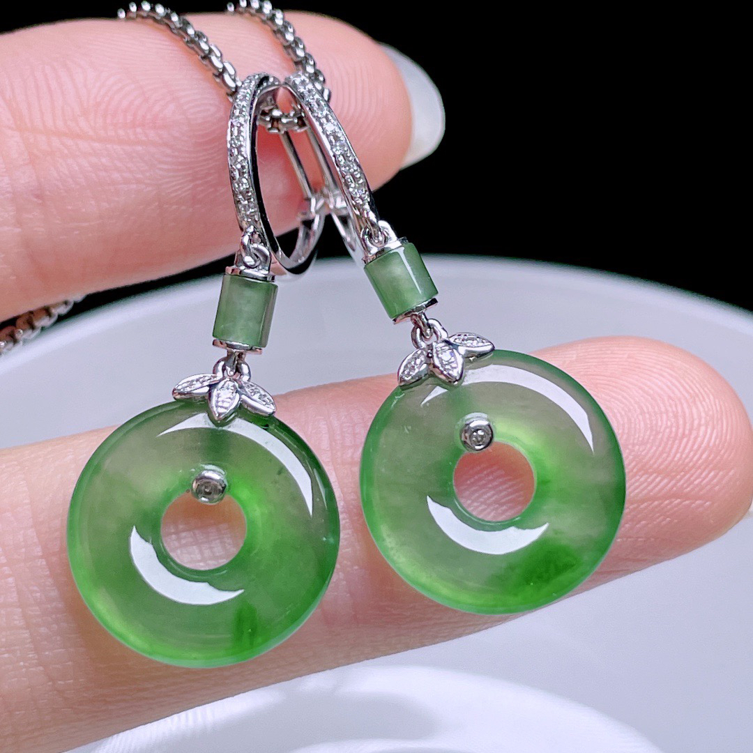 ️ 冰绿甜甜圈耳坠 
色泽浓郁，种老水润，18k金镶嵌
整体：32
裸石：13.4/2.7