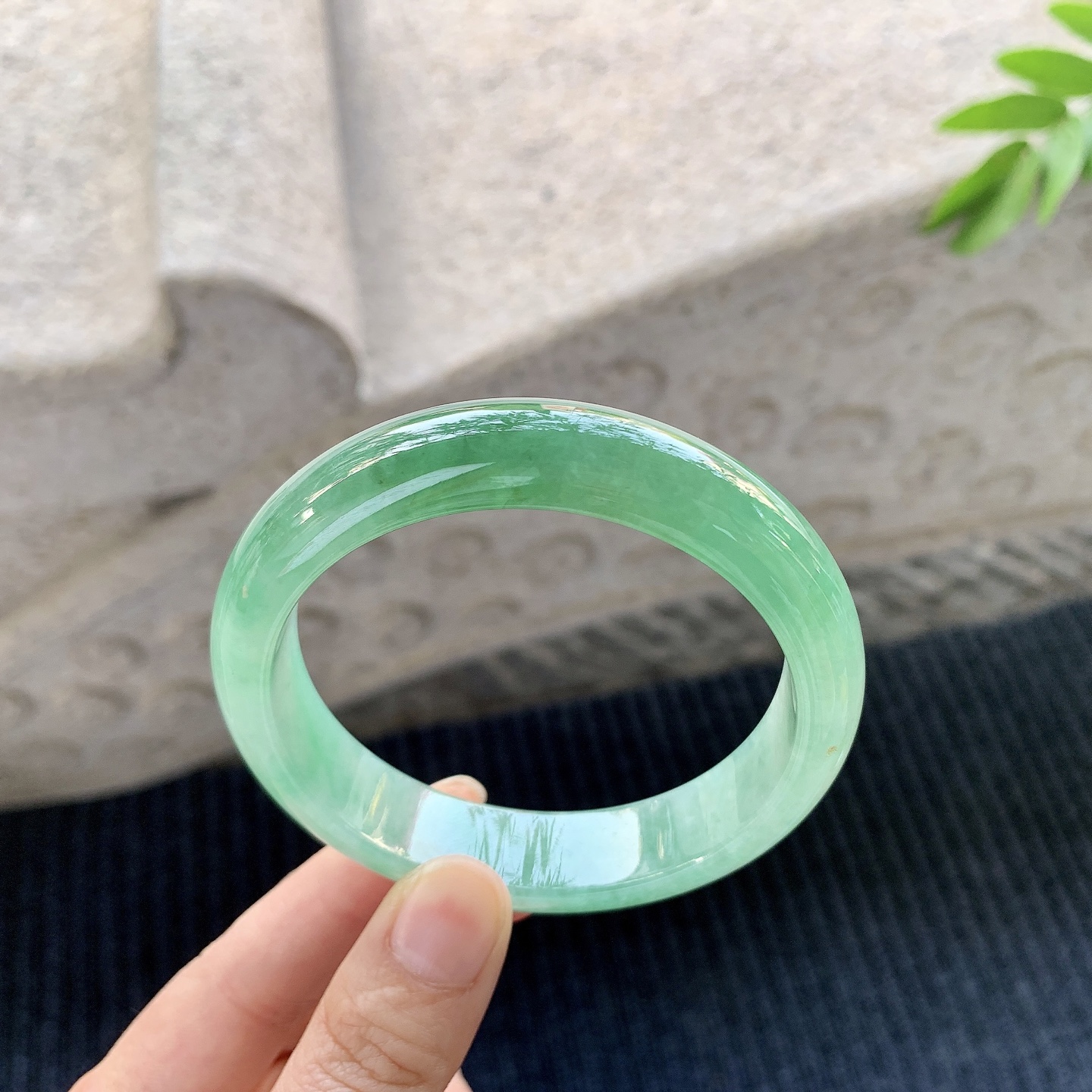 正圈58 59【圈口】59.2/13.8/8.3【万【编码】GF120611【描述】飘绿，水润，种老，细腻，打灯有絮线