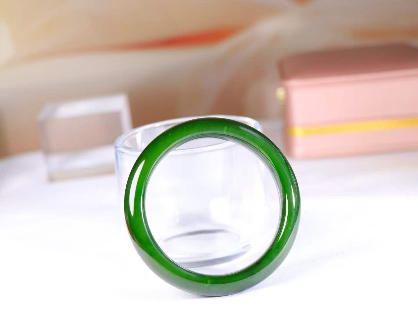 【腕间柔情】

和田玉碧玉菠菜绿手镯，俄料七号矿 红皮老料，玉质温润细腻 油性十足，色泽匀称，️款