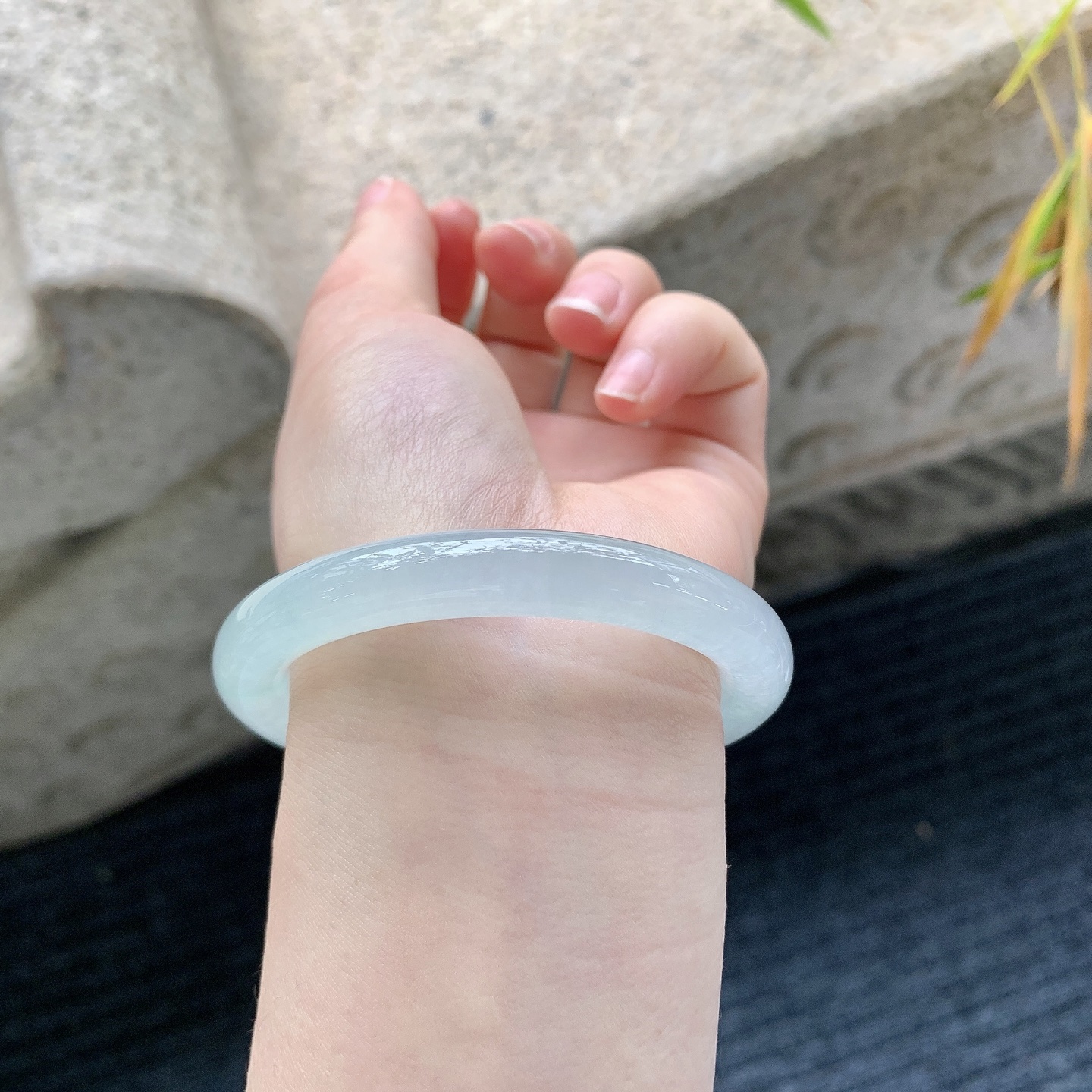 圆条51 52【圈口】52.6/8.7/8.8【编码】BA012365【描述】冰种，清透，水润，种老，细腻，无纹裂