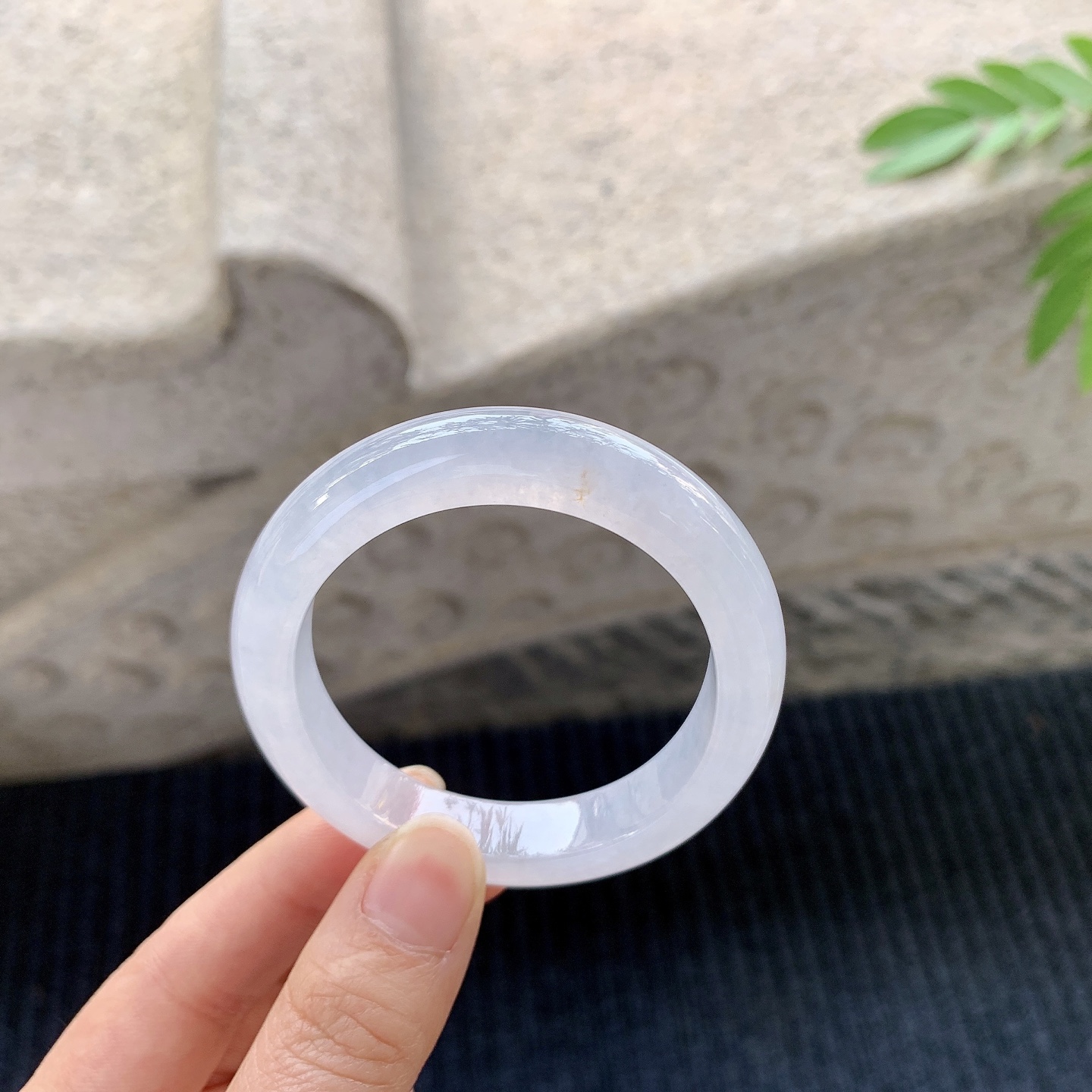 贵妃52 53 【圈口】53.5/47/10.3/8.2 【编码】BA031277 【描述】糯冰底色，水润，种老，细腻，打灯有絮线