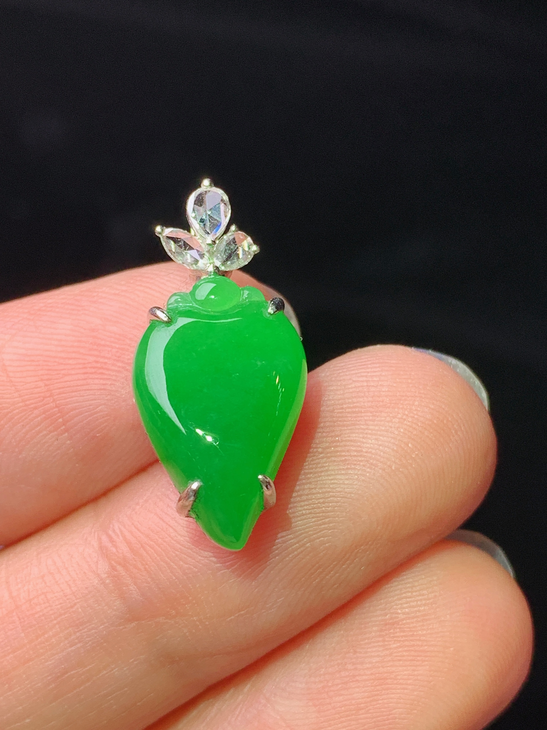 18k金钻镶嵌满绿福瓜吊坠 玉质细腻 色泽艳丽清新 水润亮眼 整体尺寸22*10.3*7c2