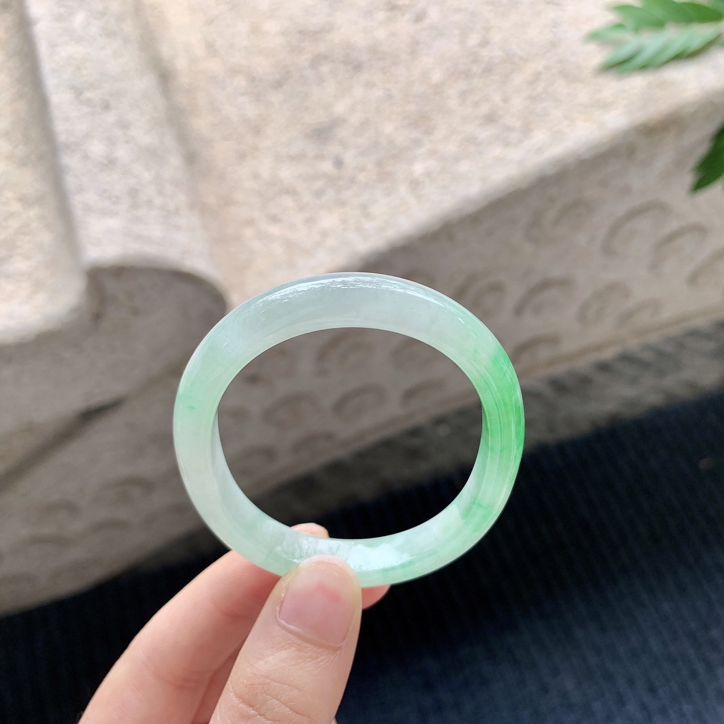 贵妃51 52【圈口】52.2/44/8.7/6.2【编码】GL040946【描述】糯冰种飘绿，水润，种老，细腻，打灯有纹线