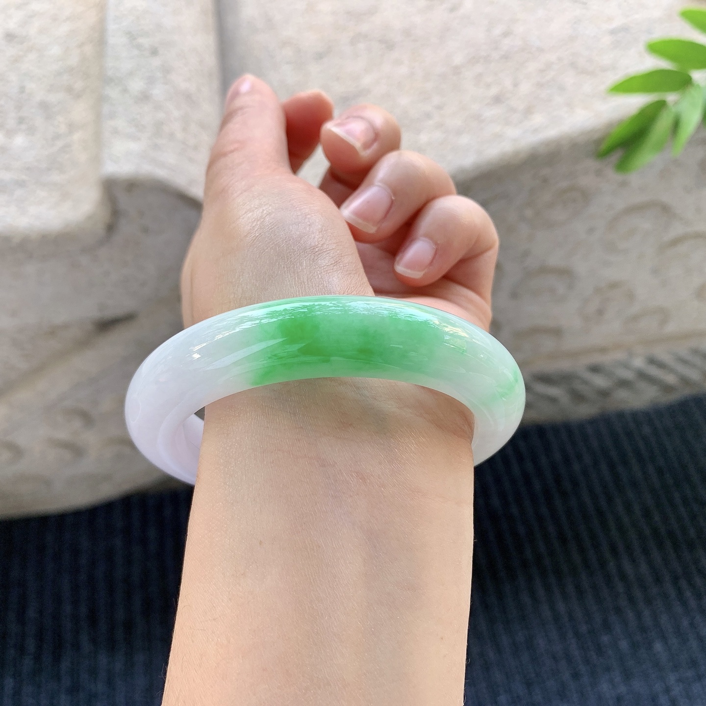 正圈57 58 【圈口】57.8/12.8/10 【编码】BA032960 【描述】糯冰椿彩，水润，种老，细腻，打灯有纹线