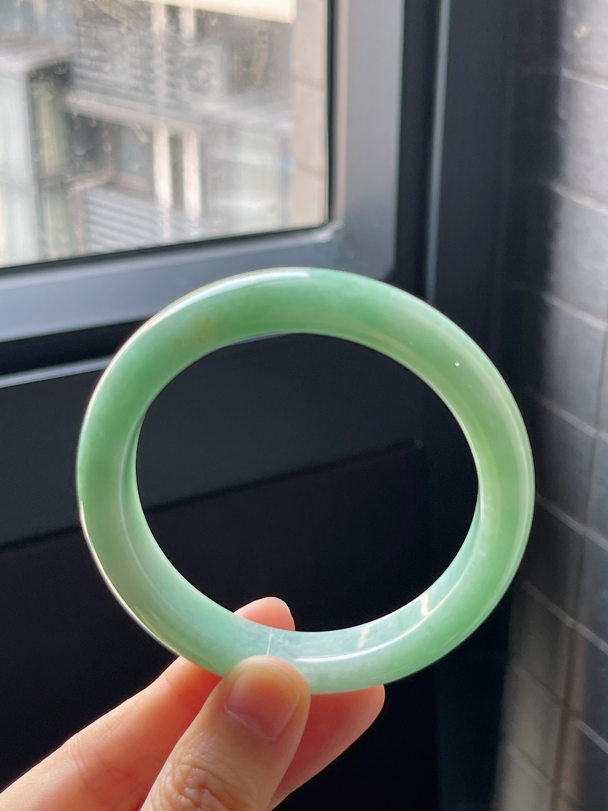 正圈56.2圈口，翡翠糯化种浅绿色手镯