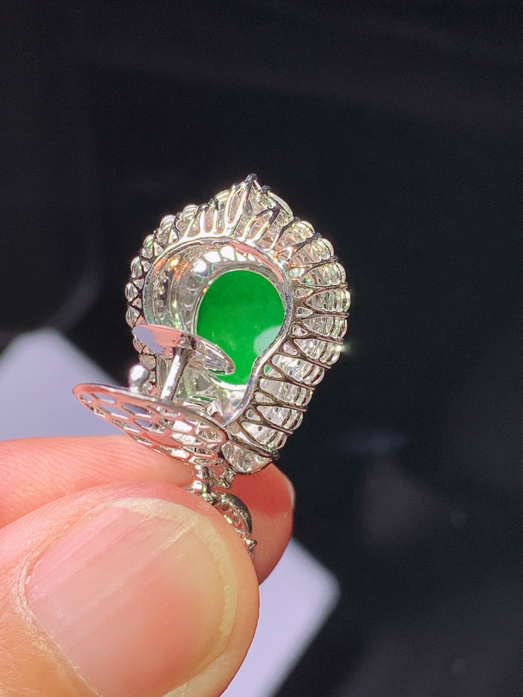 18k金钻镶嵌满绿葫芦吊坠 玉质细腻 色泽艳丽清新 水润亮眼 整体尺寸28.8*15.8*10h1