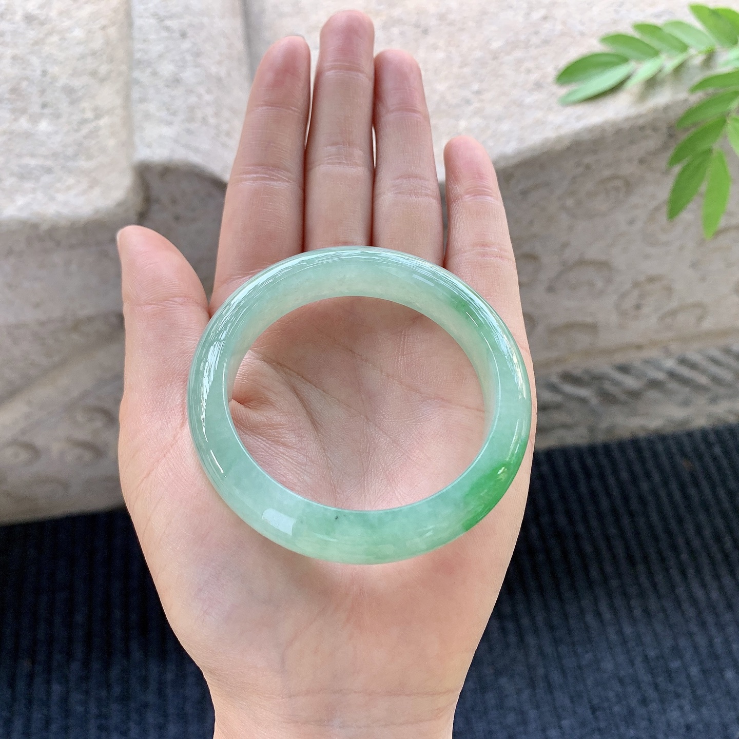 正圈49 50 【圈口】50.3/12.2/8 【编码】YT033059 【描述】糯冰飘绿，水润，种老，细腻，打灯有絮线