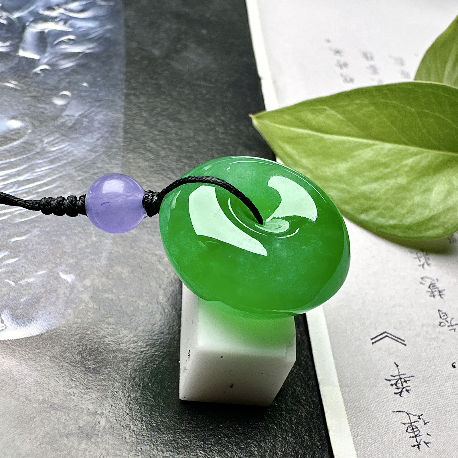 【冰种满绿平安扣】面包扣，很厚装，质地非常细腻，冰润十足，种老冰透，收藏品质。