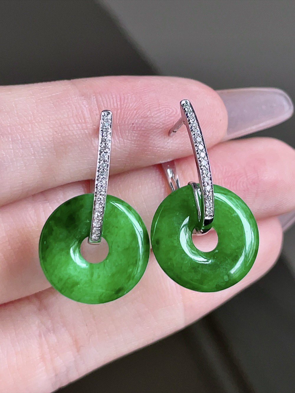 ️ 满绿甜甜圈耳坠 
色泽浓郁 种老水润 18k金镶嵌
尺寸25.5/15.6/2.8